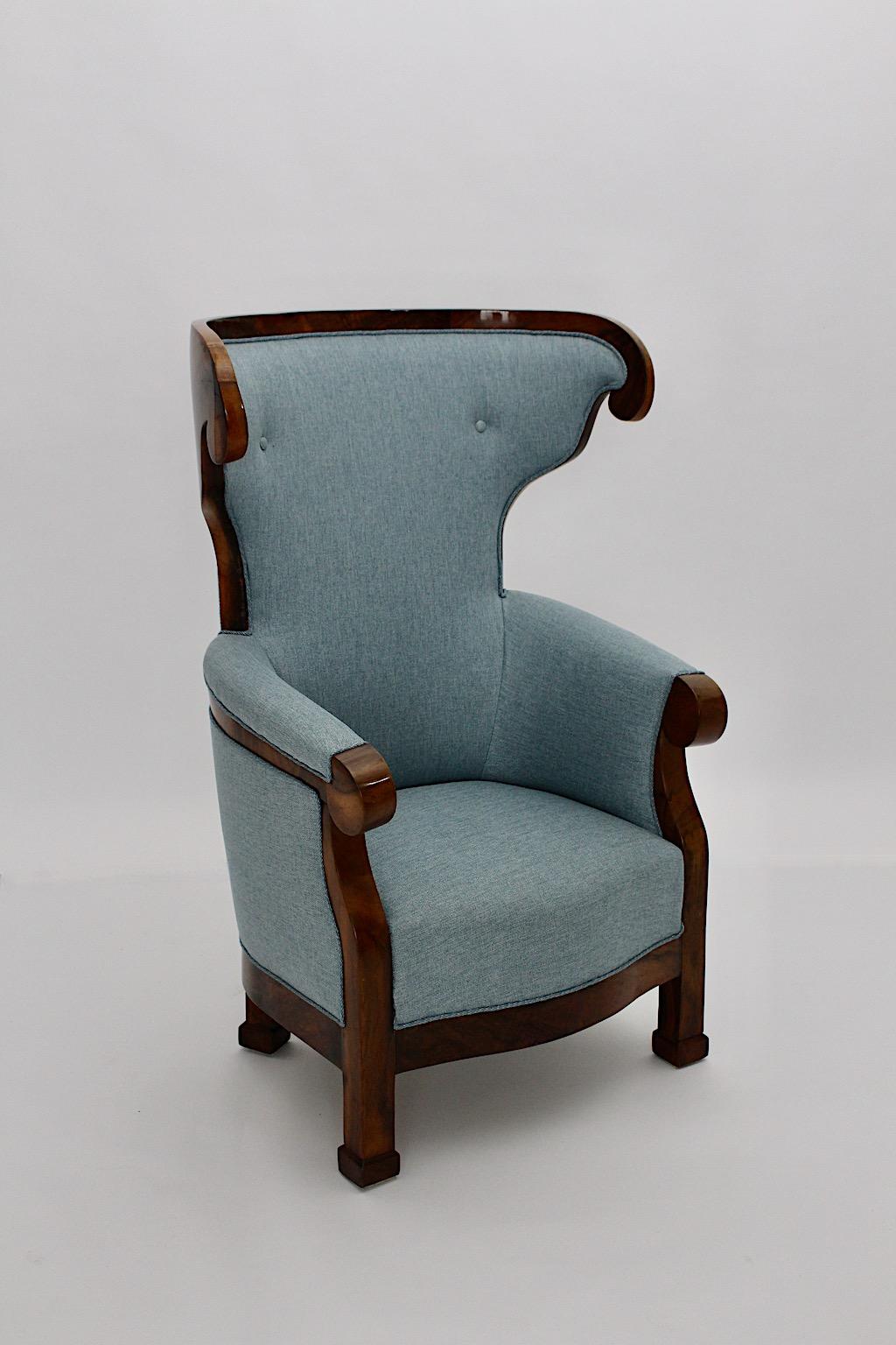 Biedermeier Nussbaum Blau Stoff Vintage Wingback Chair Sessel Wien um 1925 im Zustand „Gut“ im Angebot in Vienna, AT