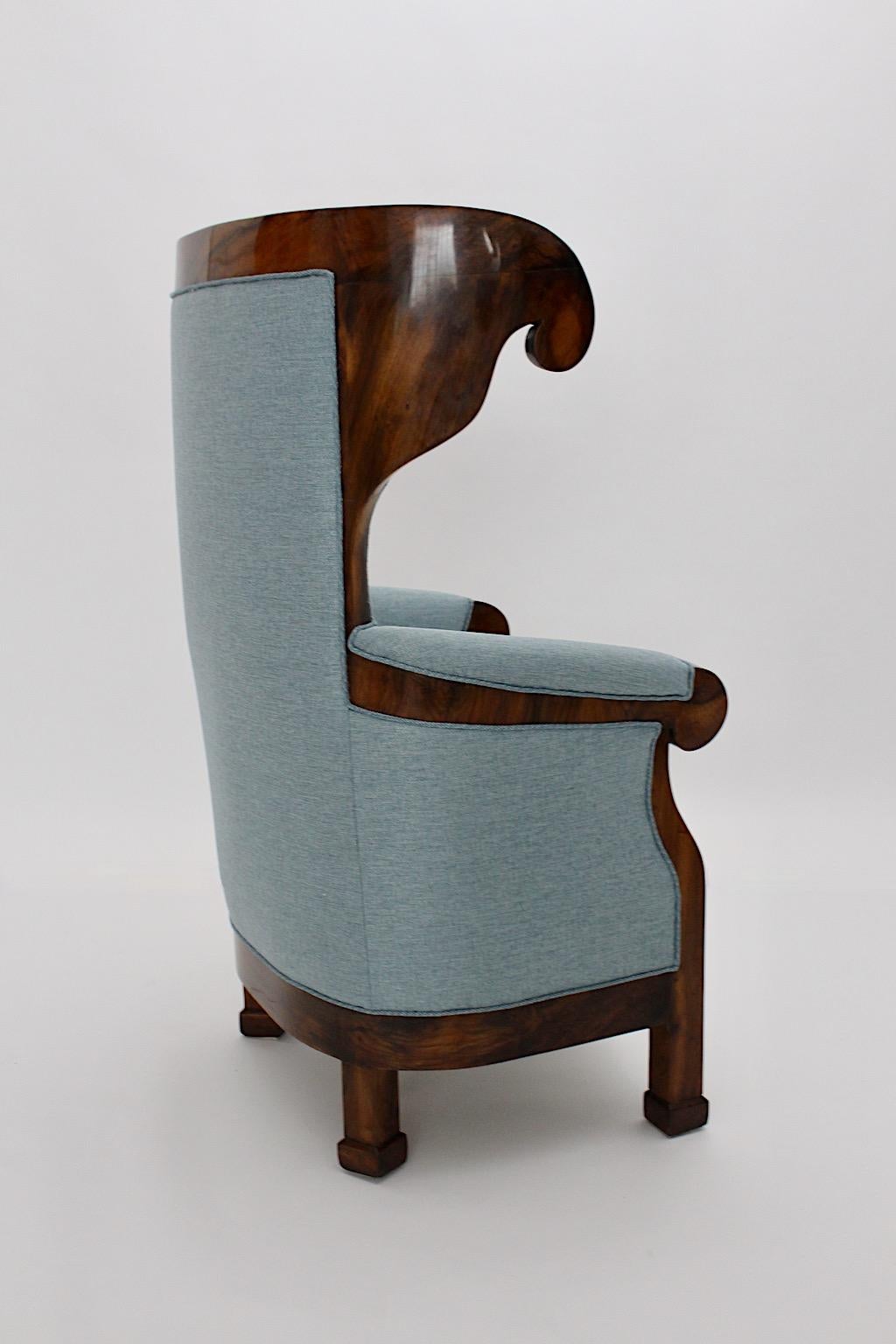 Biedermeier Nussbaum Blau Stoff Vintage Wingback Chair Sessel Wien um 1925 im Angebot 1