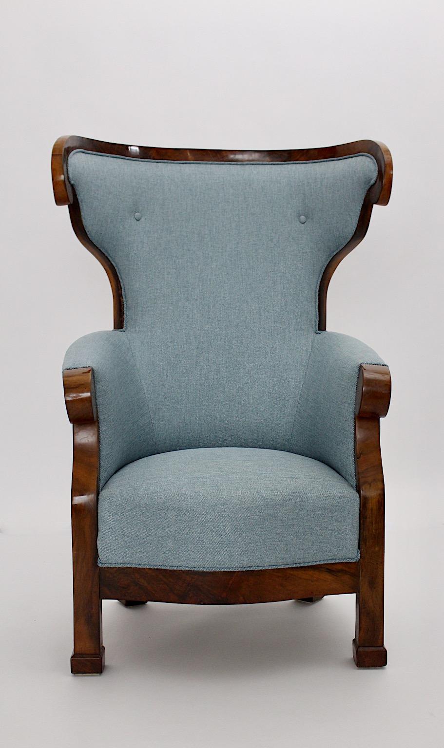 Biedermeier Nussbaum Blau Stoff Vintage Wingback Chair Sessel Wien um 1925 im Angebot 3