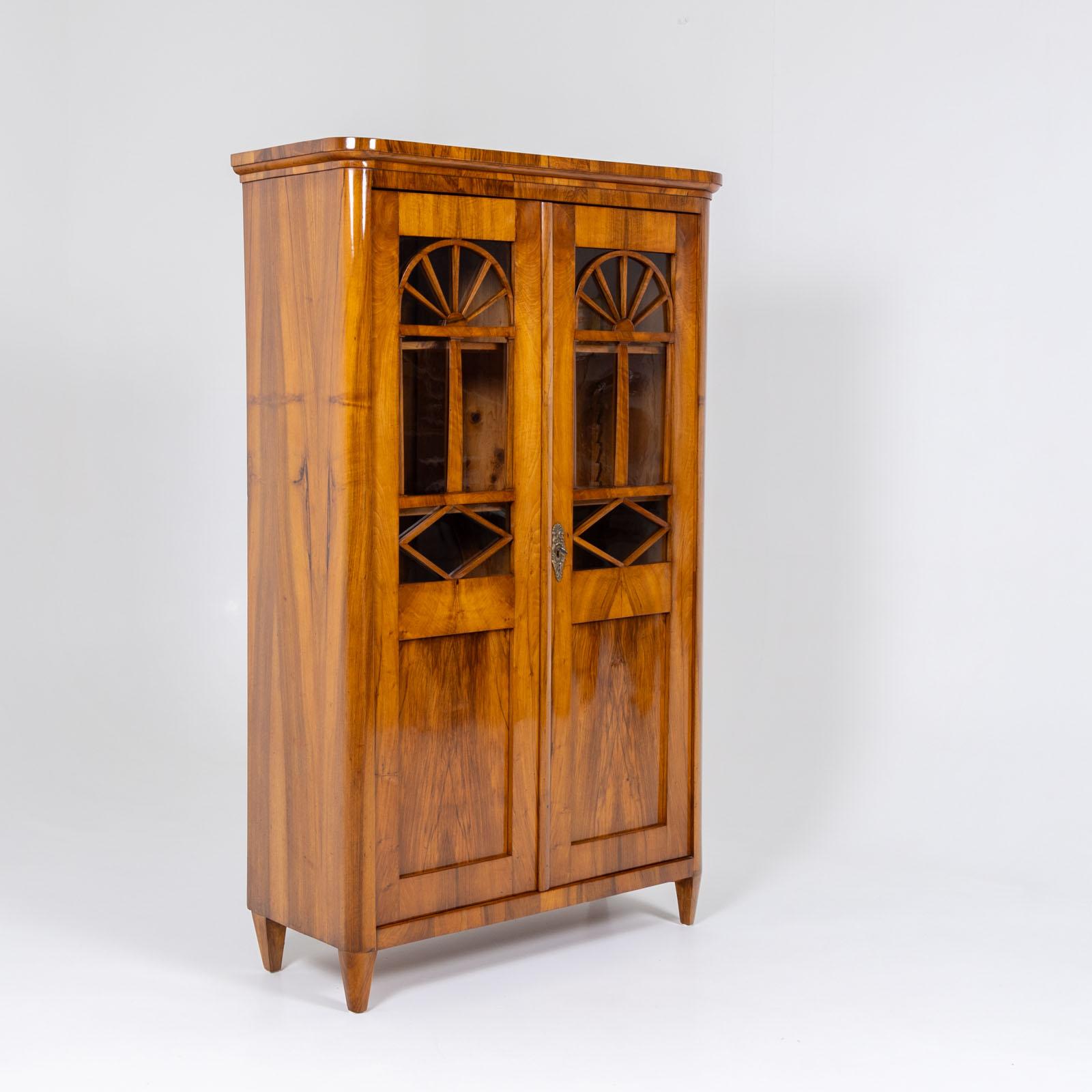 Biedermeier Walnut Bookcase, circa 1830 In Good Condition For Sale In Greding, DE