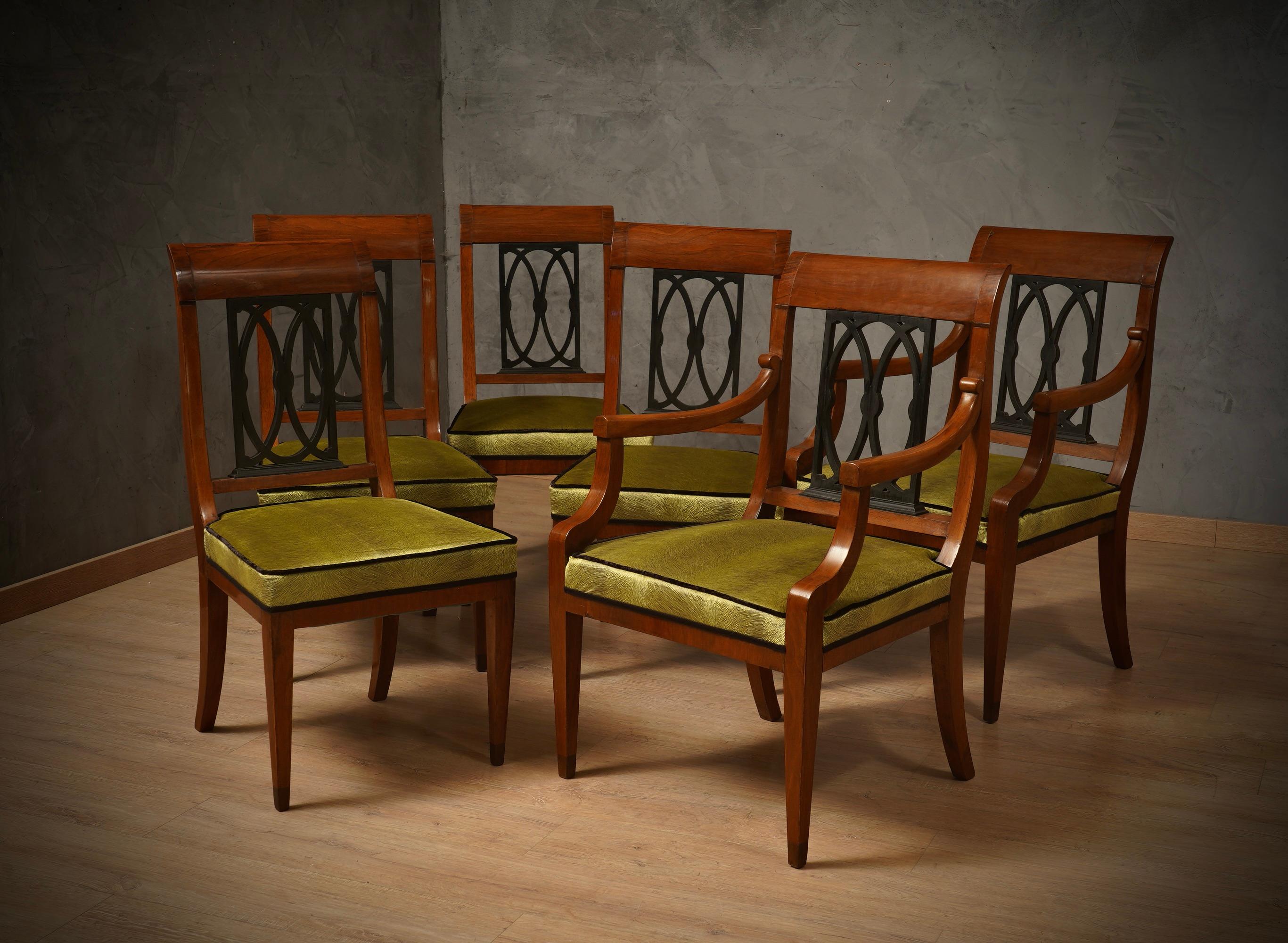 Royal chairs all in walnut wood and green velvet, classic and unmistakable design.

The chairs are all made of walnut wood and have a very classic design with a curved wooden back, with a black shellac wooden insert. They also have large seats