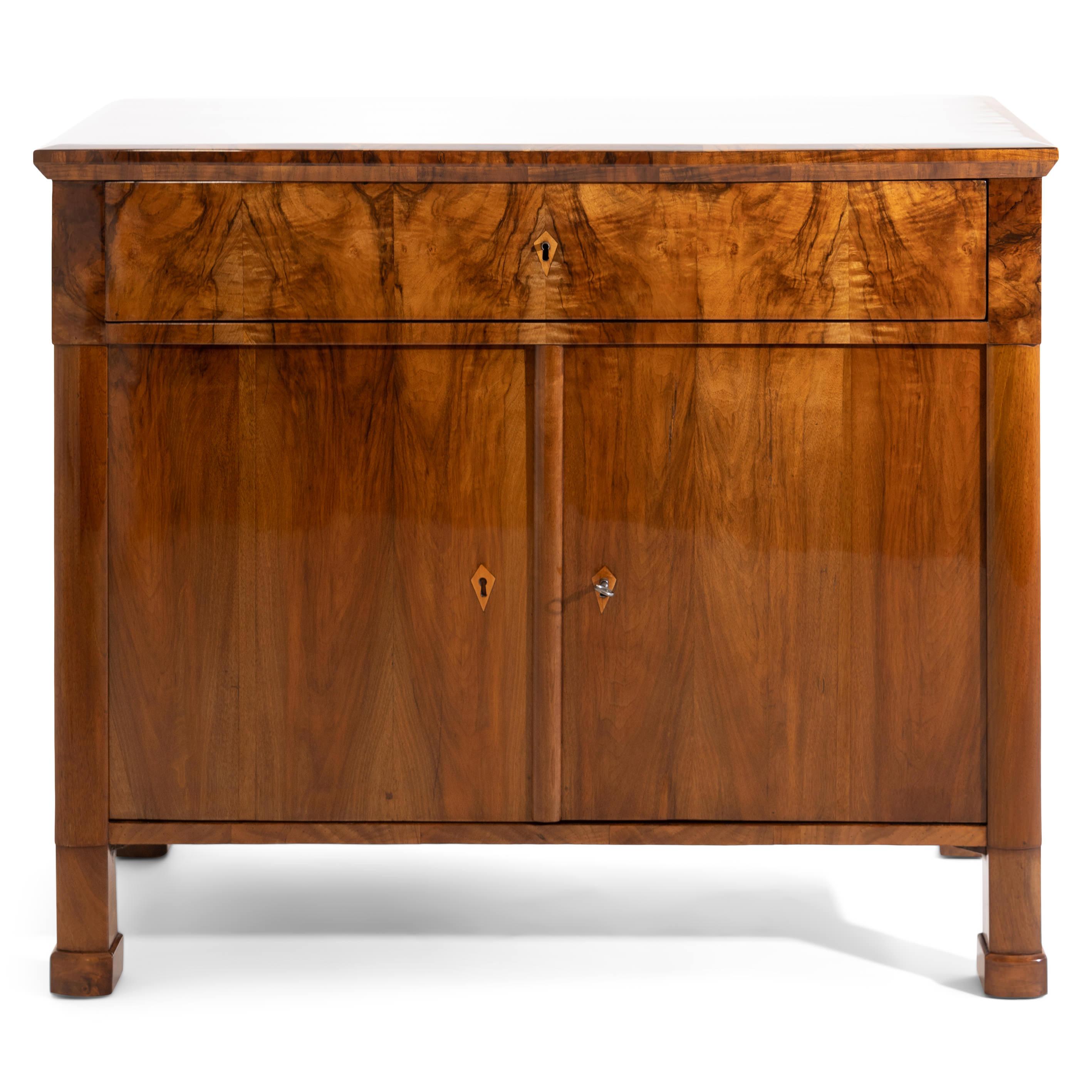 Biedermeier Walnut Cabinet, German, circa 1820 In Good Condition In Greding, DE