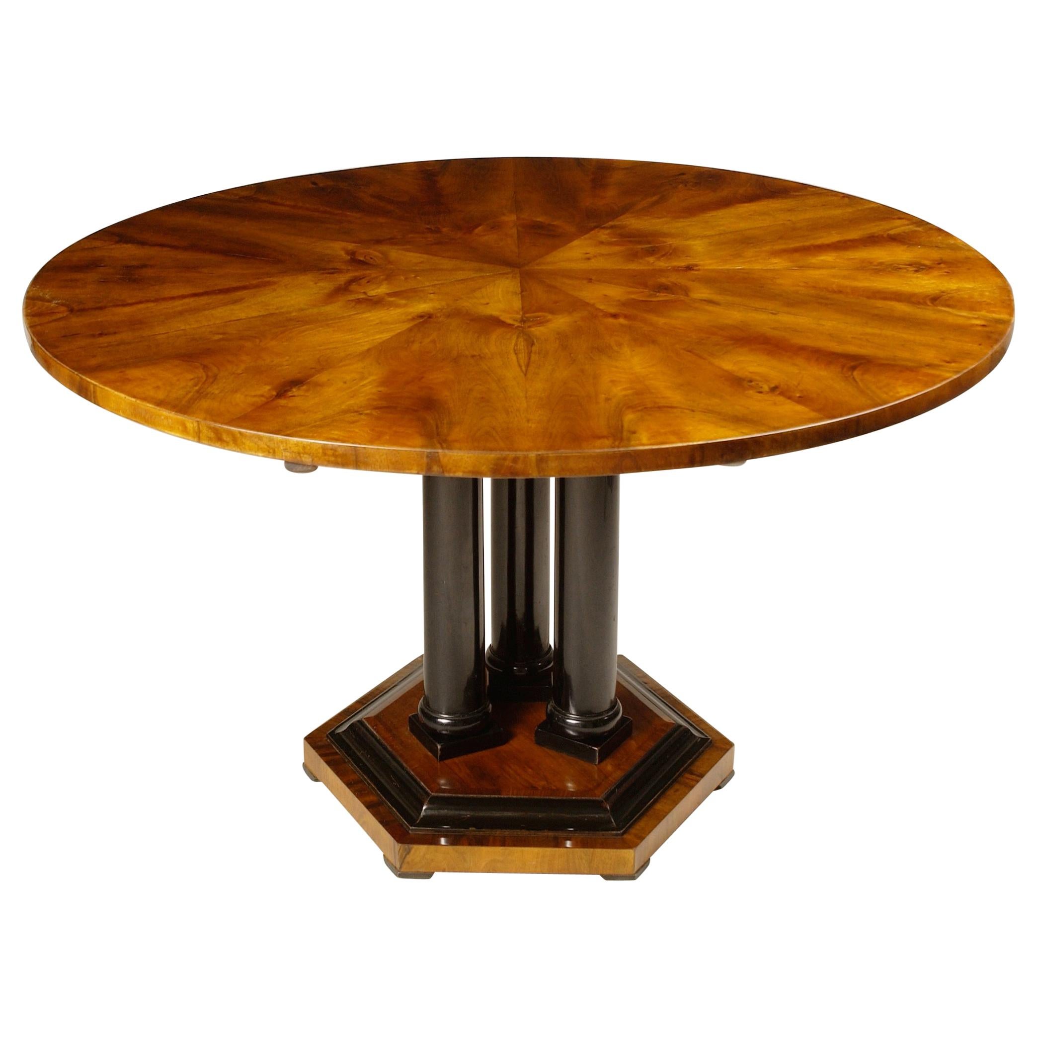 Mesa de salón central Biedermeier de nogal con pedestal ebonizado