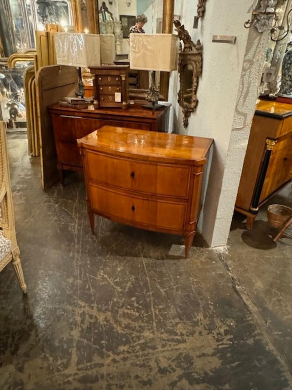 Bellissima cassapanca in noce Biedermeier del XIX secolo proveniente dalla Germania. Circa 1840. Un tocco classico e senza tempo per un interno raffinato. 34 