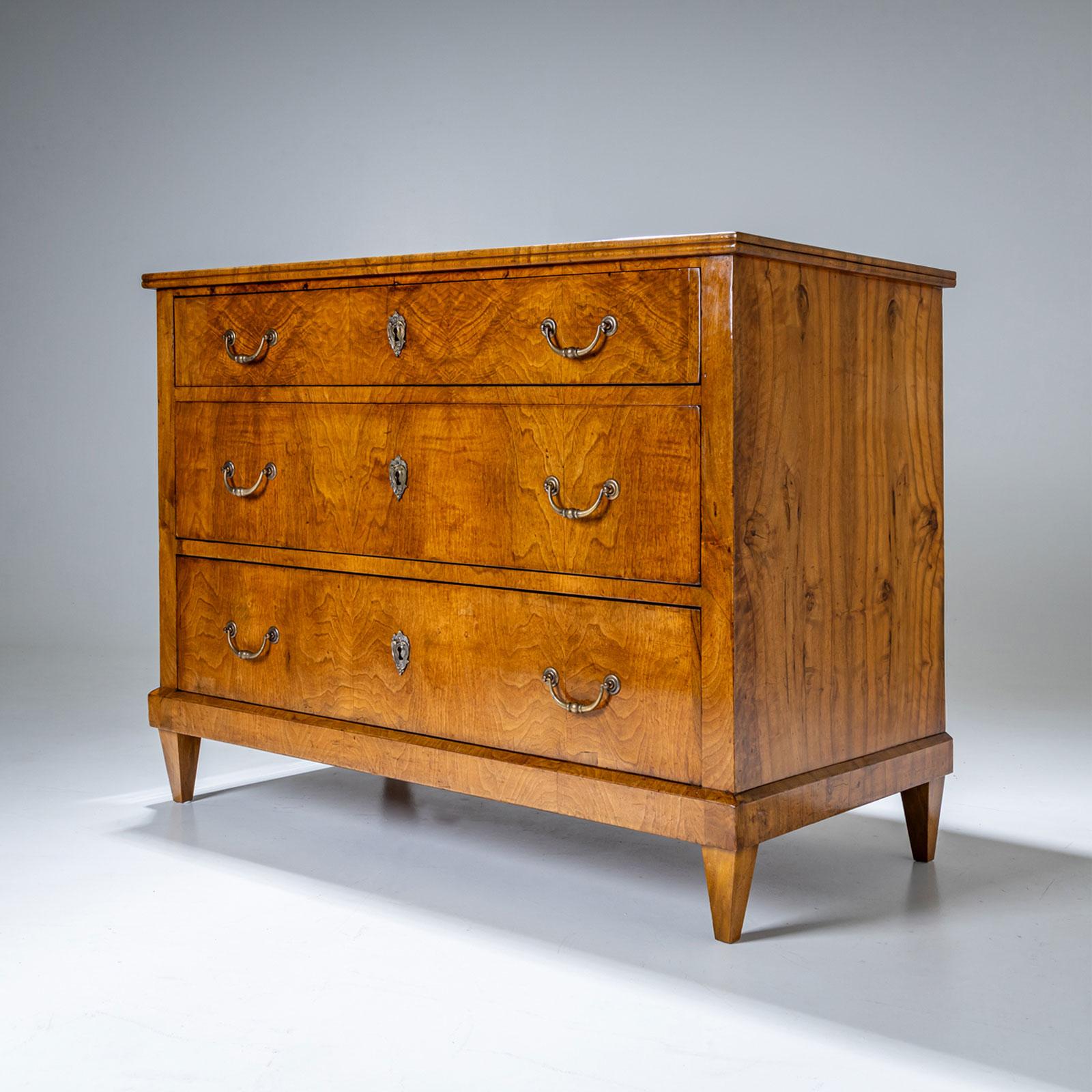 Cassettiera in noce Biedermeier, circa 1820 In condizioni buone a Greding, DE