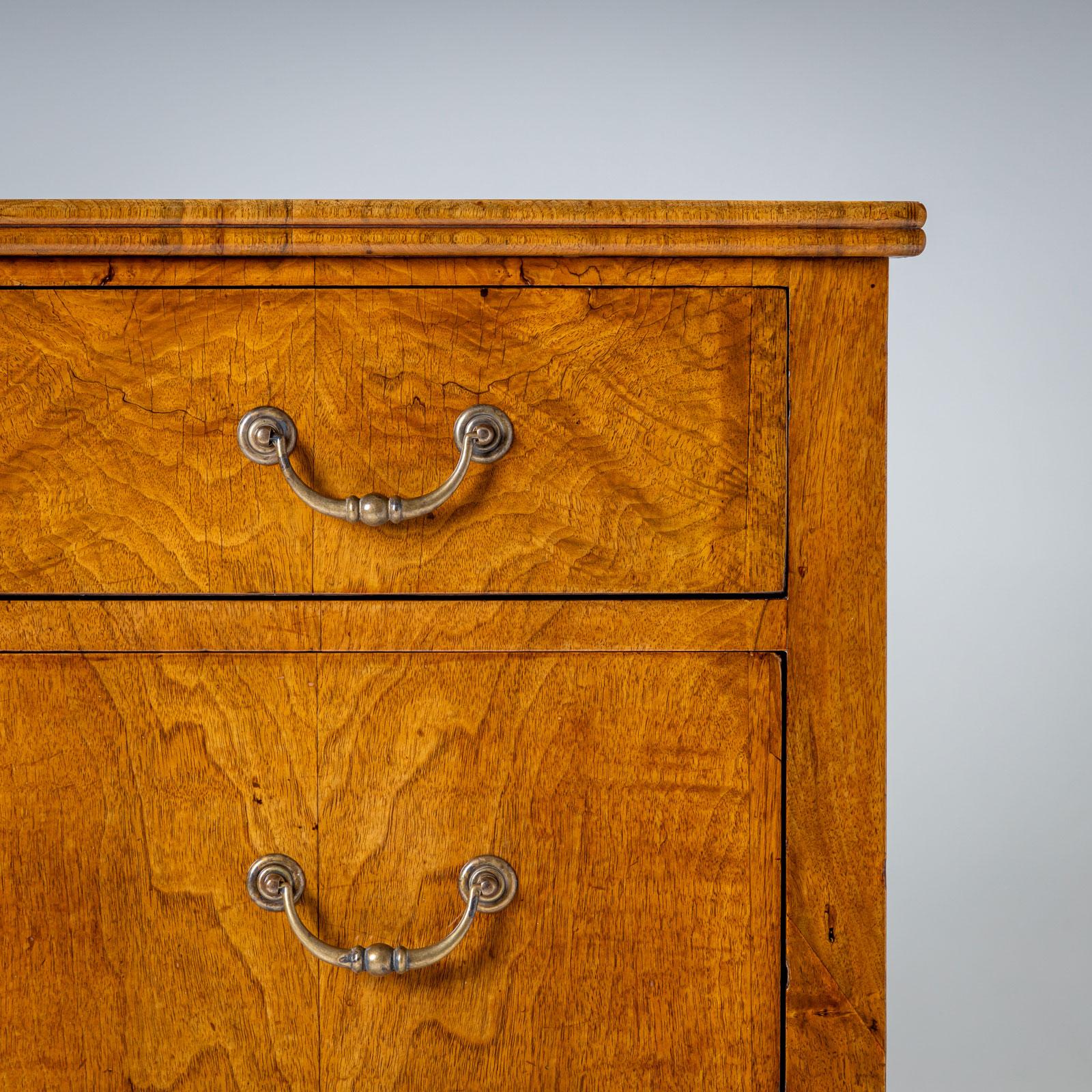 Ottone Cassettiera in noce Biedermeier, circa 1820