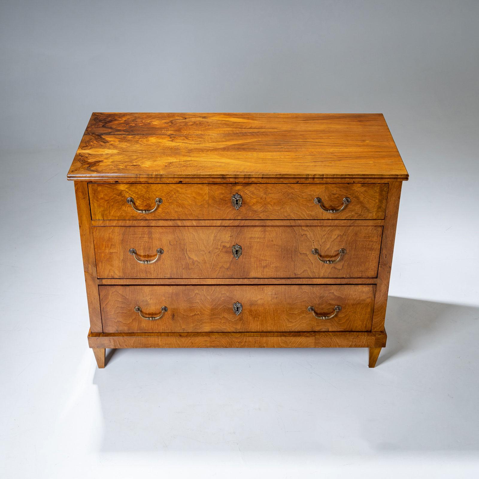 Cassettiera in noce Biedermeier, circa 1820 1