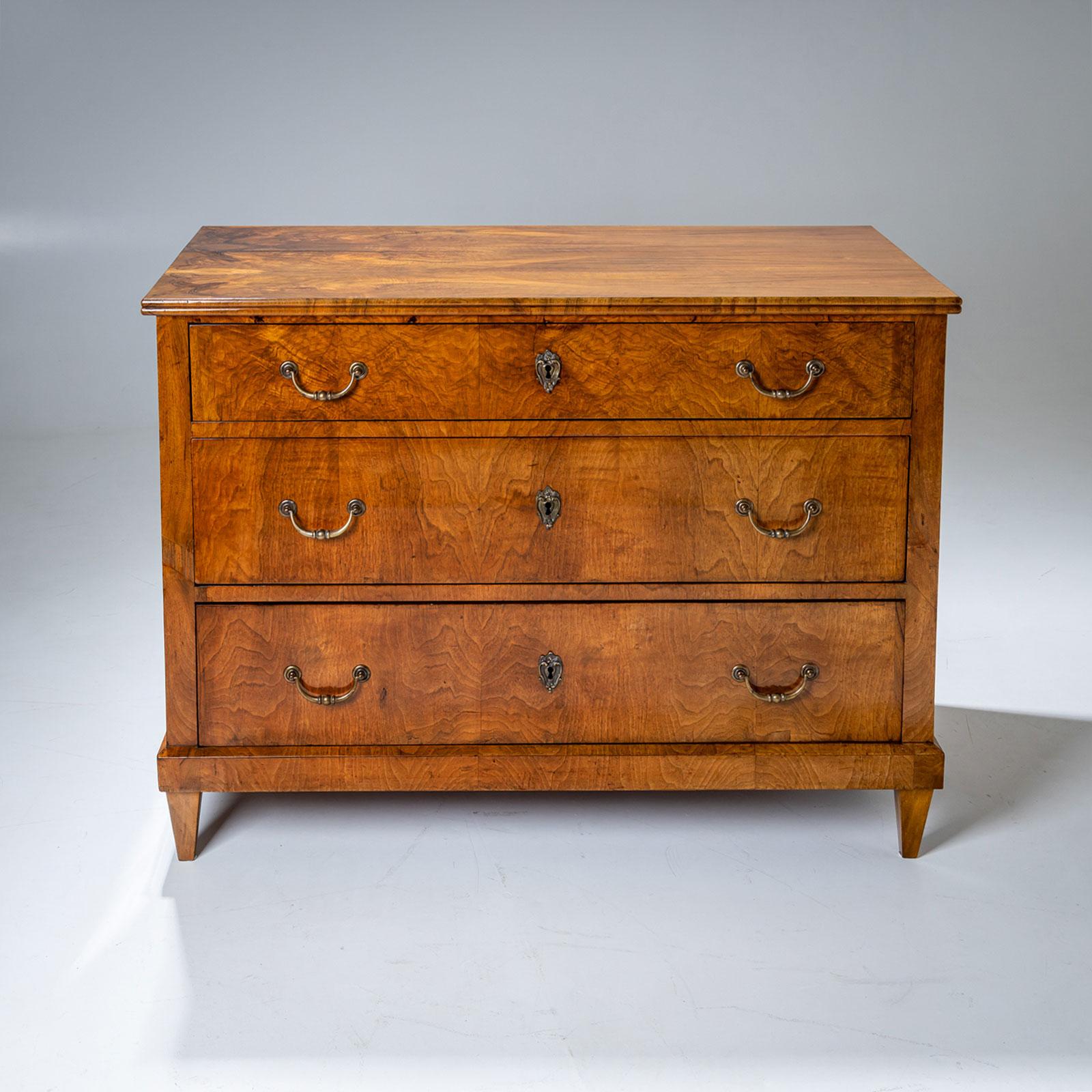 Cassettiera in noce Biedermeier, circa 1820 2