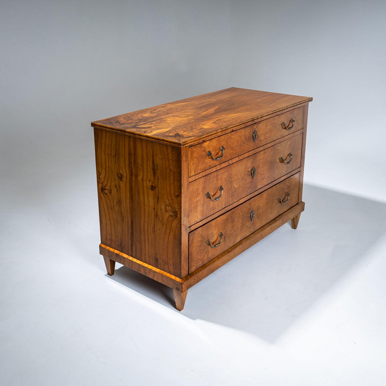 Cassettiera in noce Biedermeier, circa 1820 3