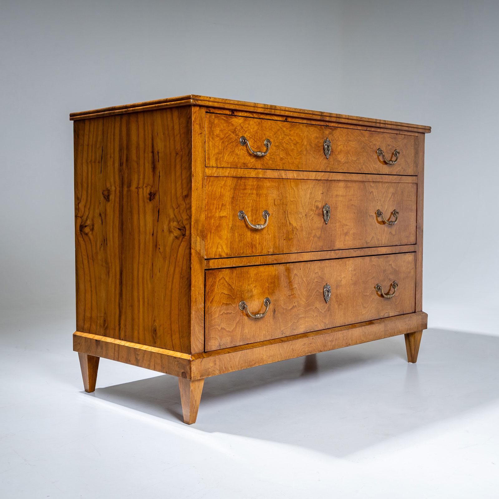 Cassettiera in noce Biedermeier, circa 1820 4