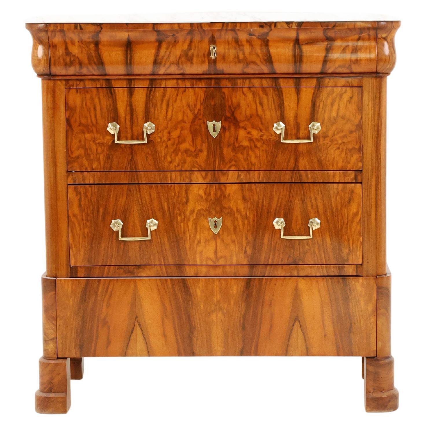 Commode Biedermeier en noyer avec dessus en marbre blanc, 19e siècle