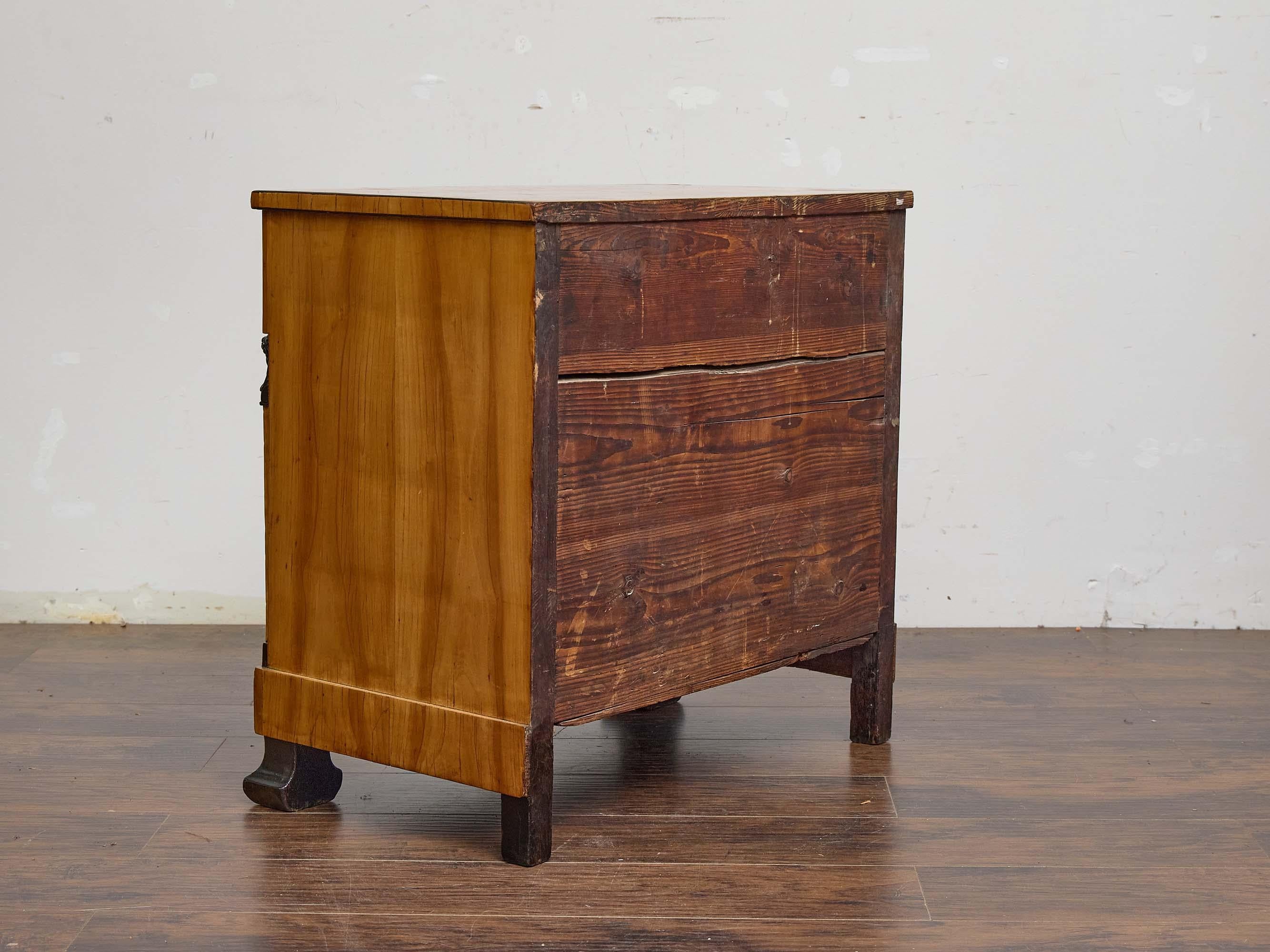 Cassapanca in noce Biedermeier con accenti ebanizzati e supporti figurativi, XIX secolo in vendita 4