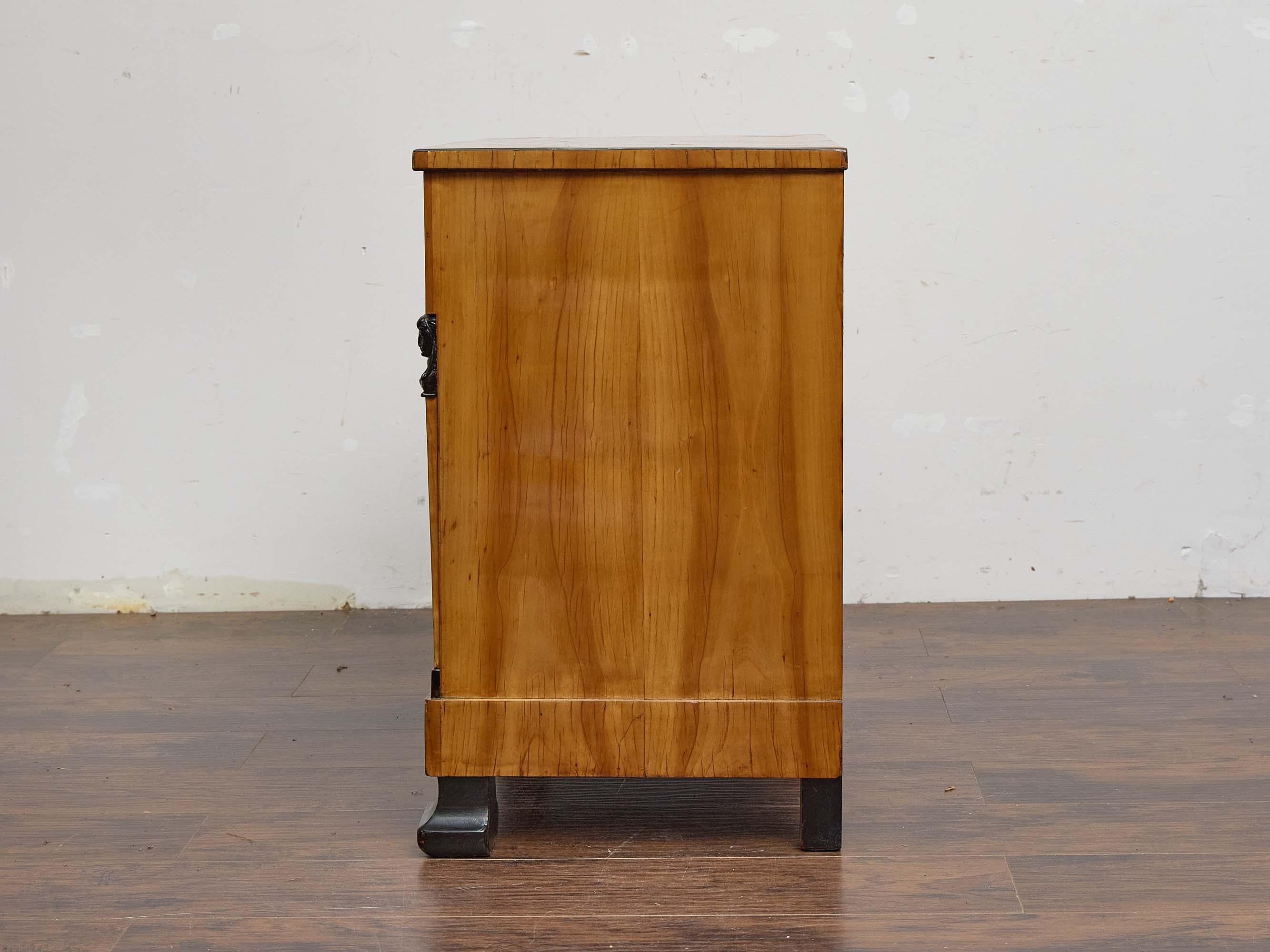 Cassapanca in noce Biedermeier con accenti ebanizzati e supporti figurativi, XIX secolo in vendita 5