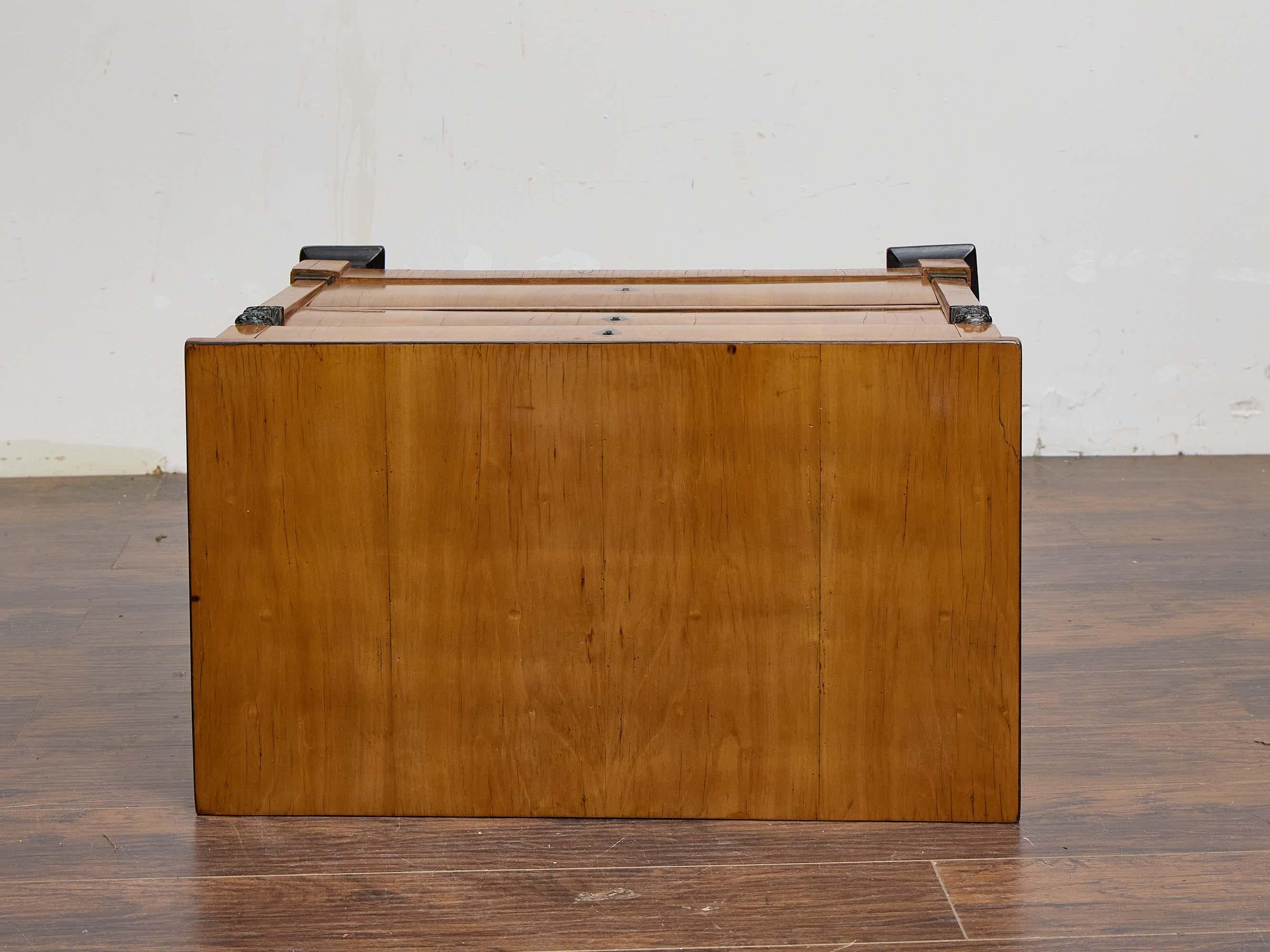 Cassapanca in noce Biedermeier con accenti ebanizzati e supporti figurativi, XIX secolo in vendita 6