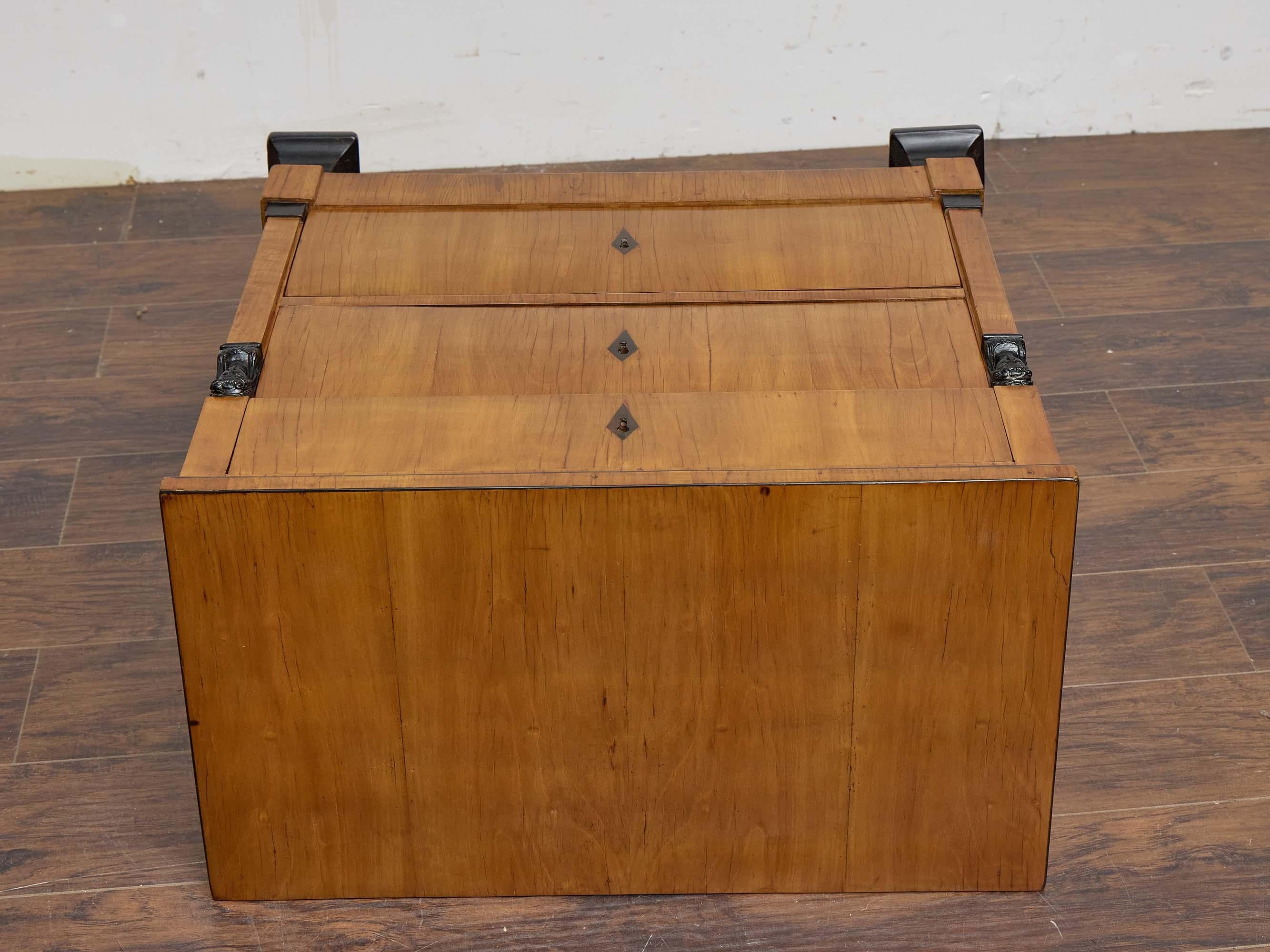 Cassapanca in noce Biedermeier con accenti ebanizzati e supporti figurativi, XIX secolo in vendita 7