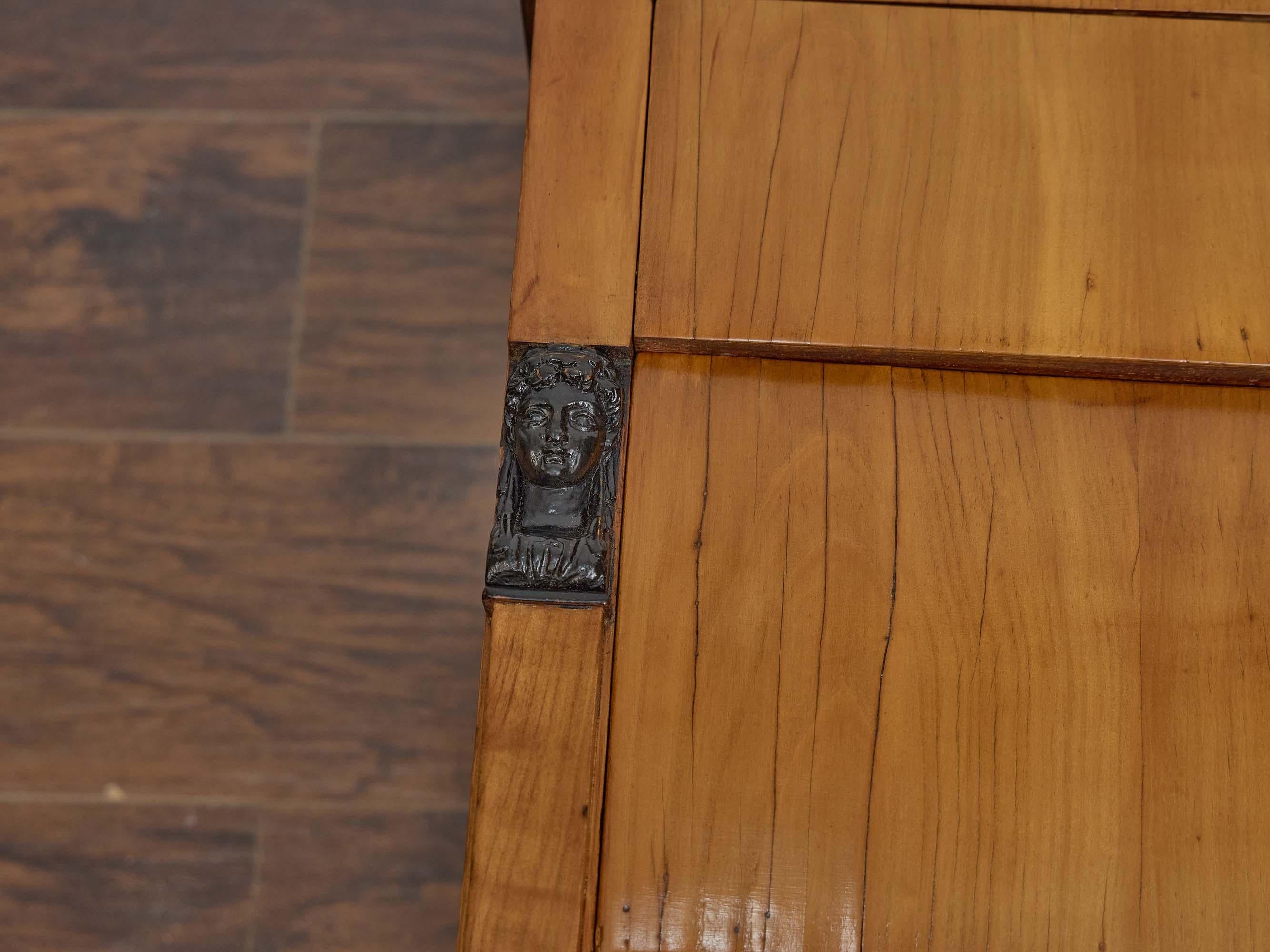 Cassapanca in noce Biedermeier con accenti ebanizzati e supporti figurativi, XIX secolo in vendita 10