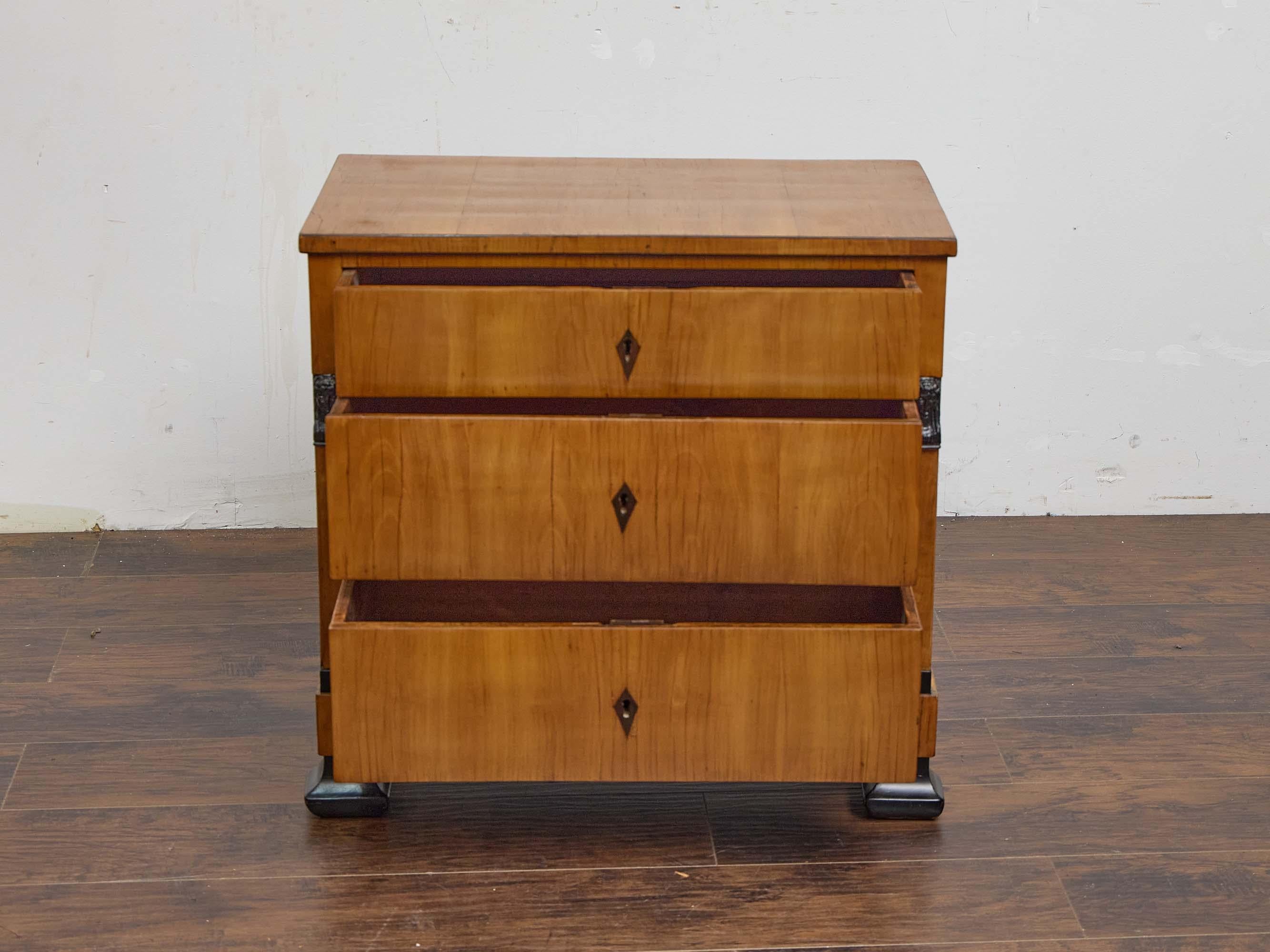 Austriaco Cassapanca in noce Biedermeier con accenti ebanizzati e supporti figurativi, XIX secolo in vendita