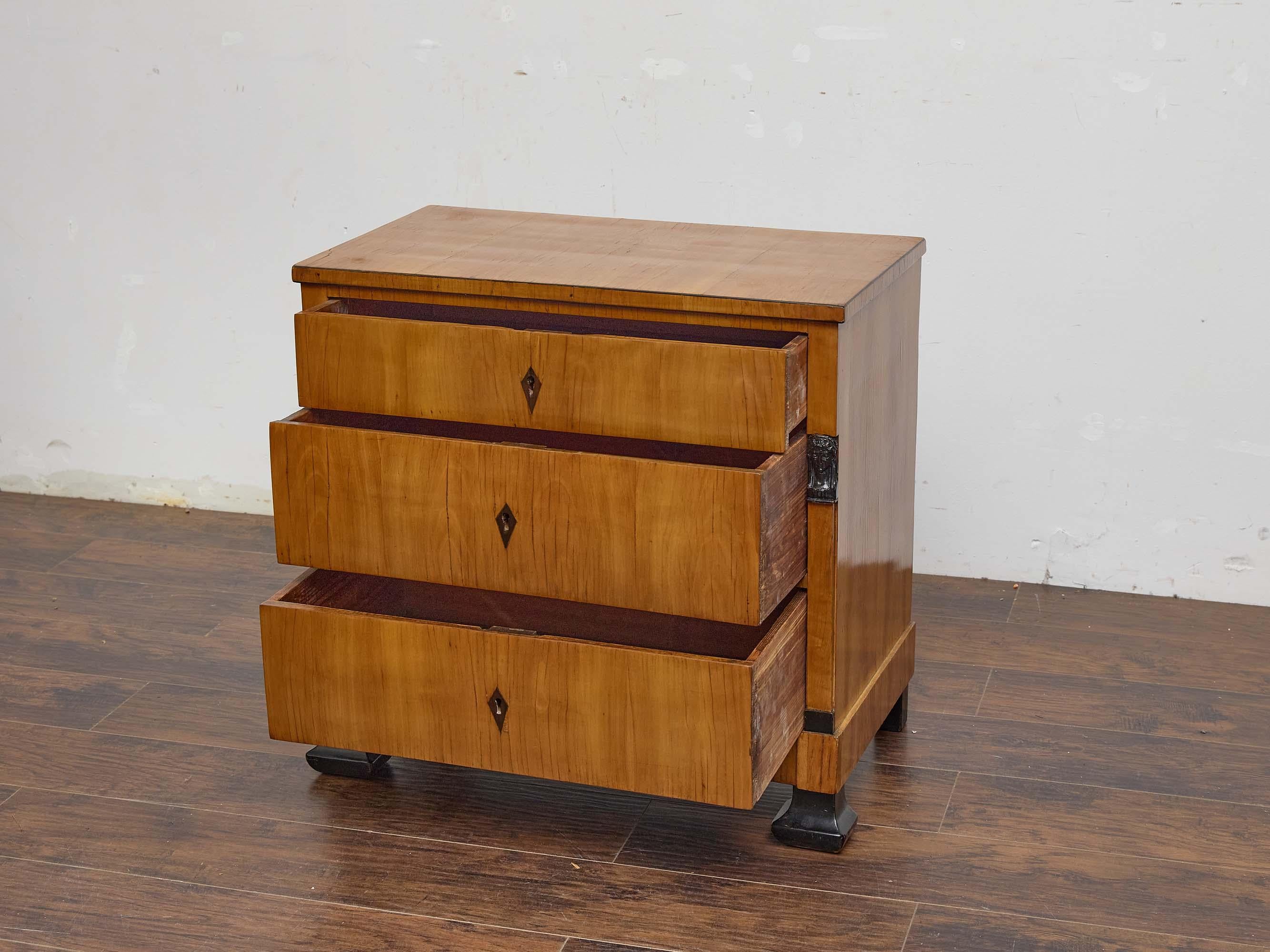 Intagliato Cassapanca in noce Biedermeier con accenti ebanizzati e supporti figurativi, XIX secolo in vendita