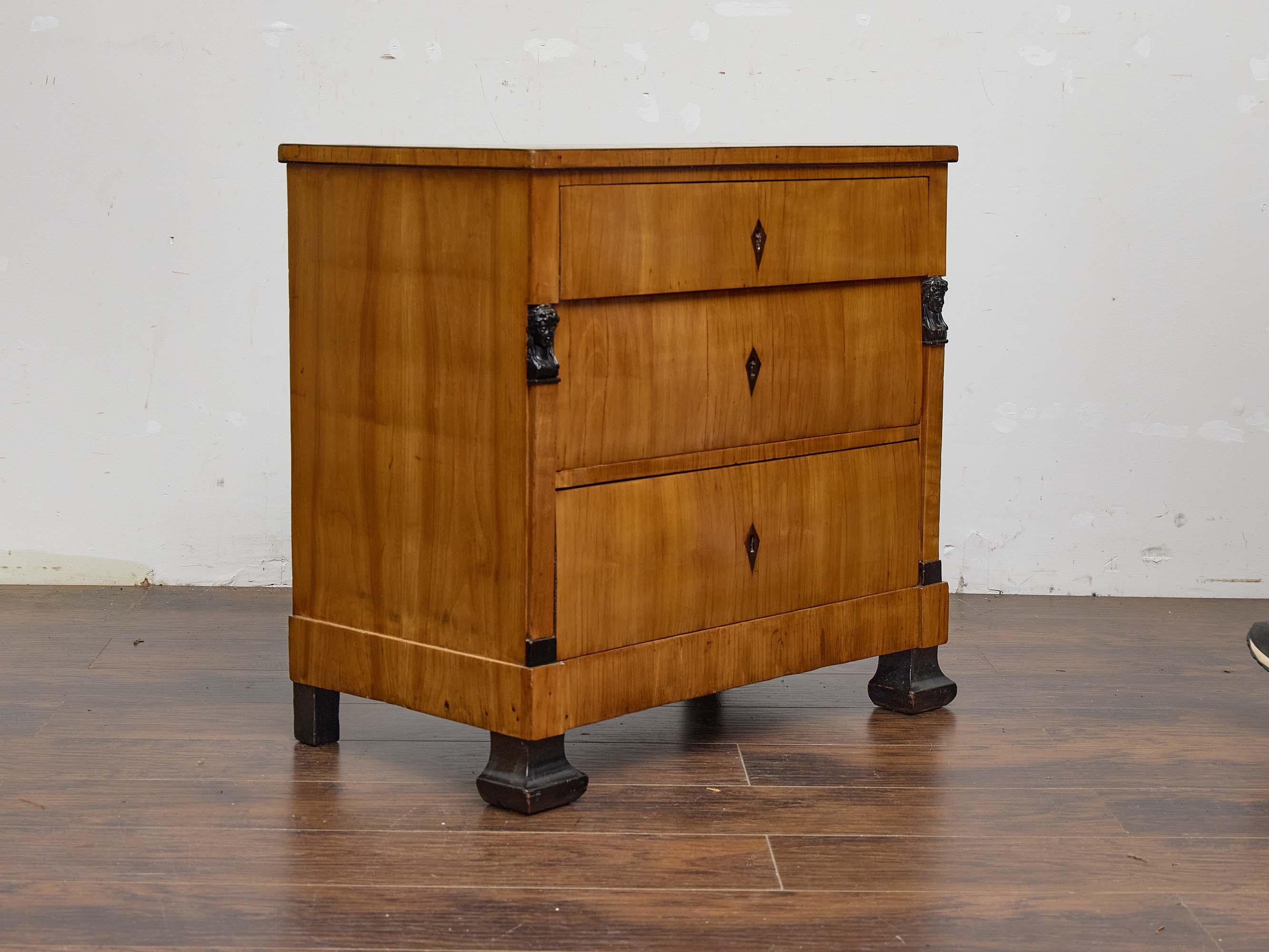 Noce Cassapanca in noce Biedermeier con accenti ebanizzati e supporti figurativi, XIX secolo in vendita