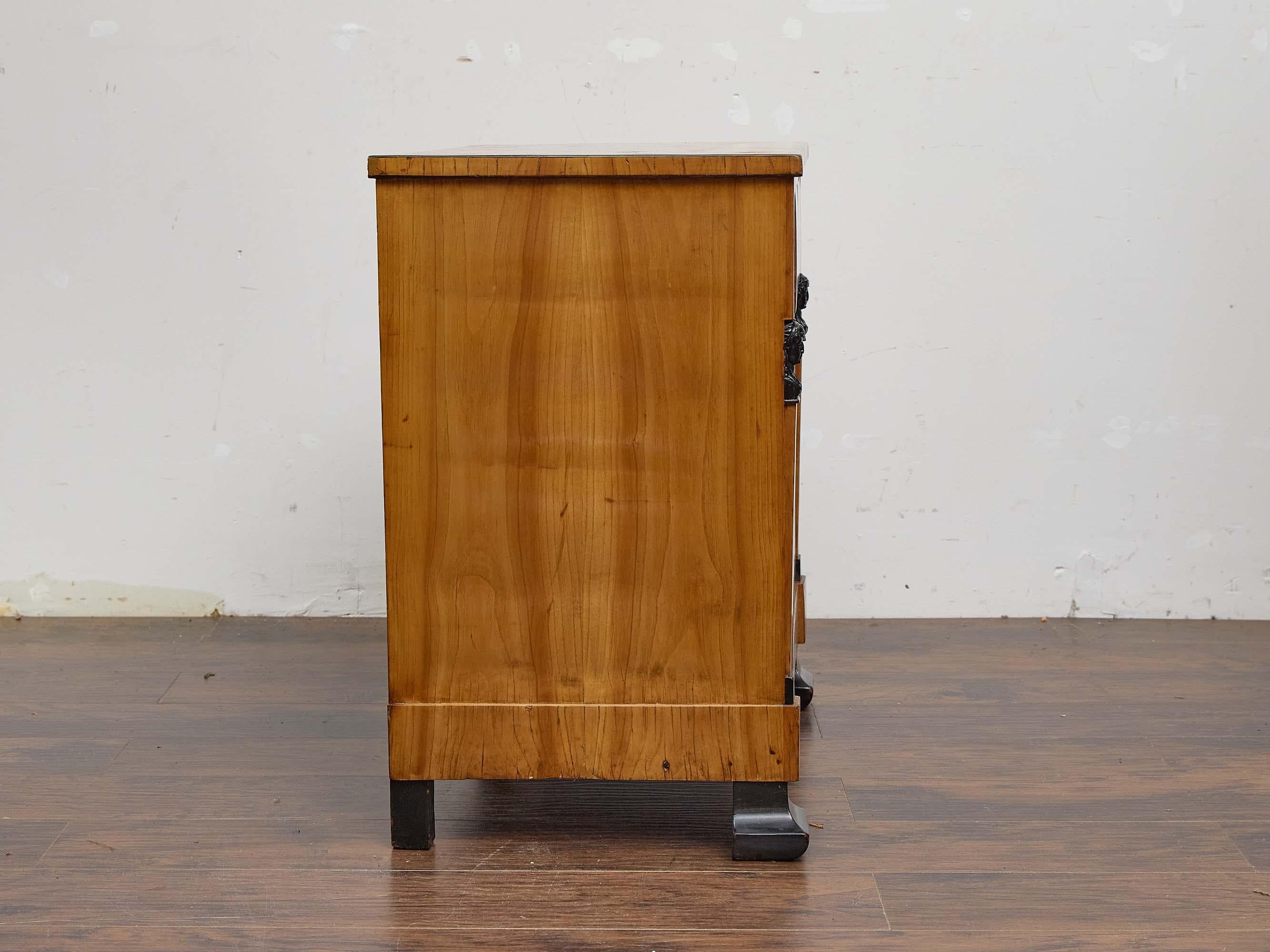 Cassapanca in noce Biedermeier con accenti ebanizzati e supporti figurativi, XIX secolo in vendita 1