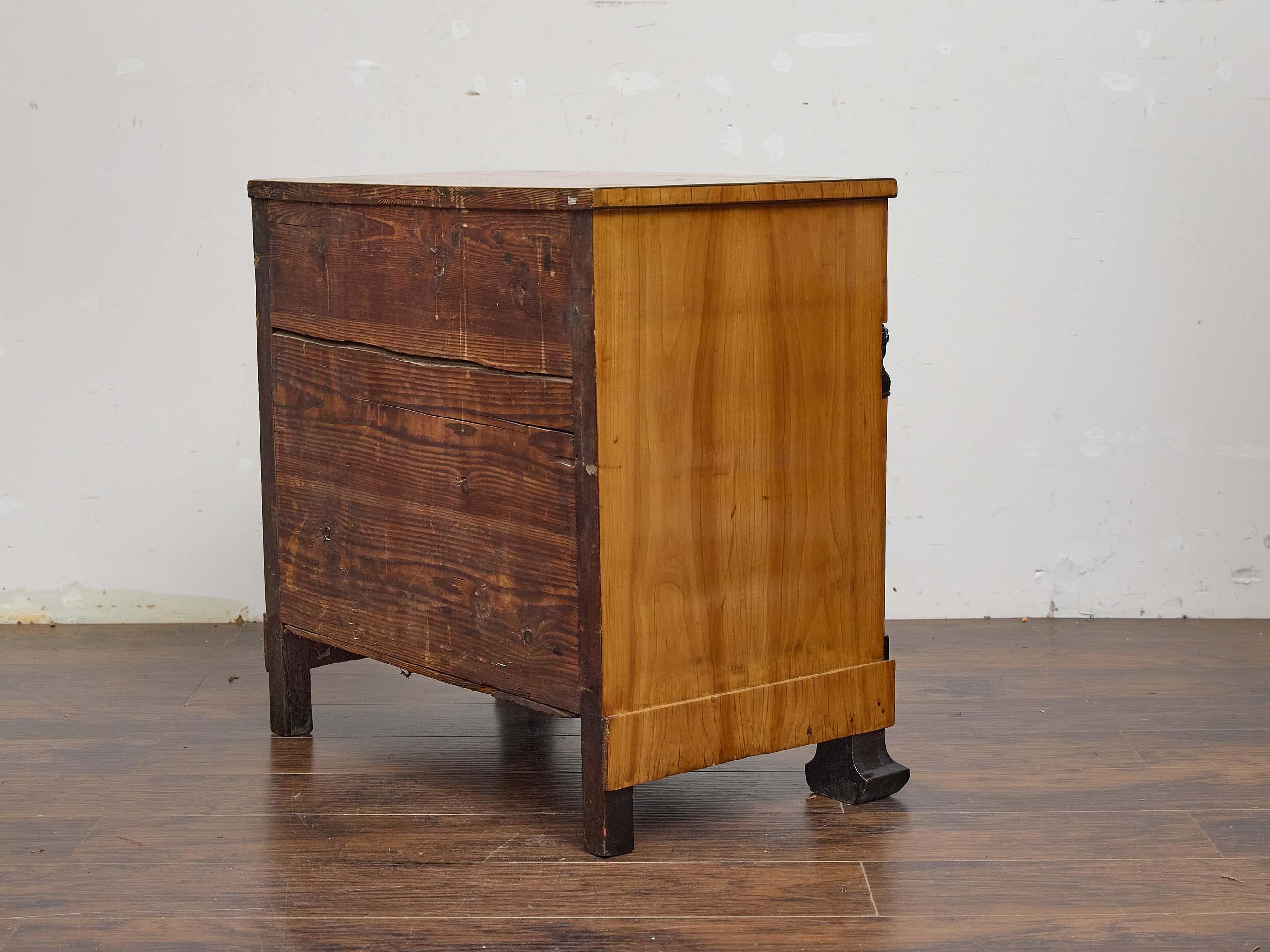Cassapanca in noce Biedermeier con accenti ebanizzati e supporti figurativi, XIX secolo in vendita 2