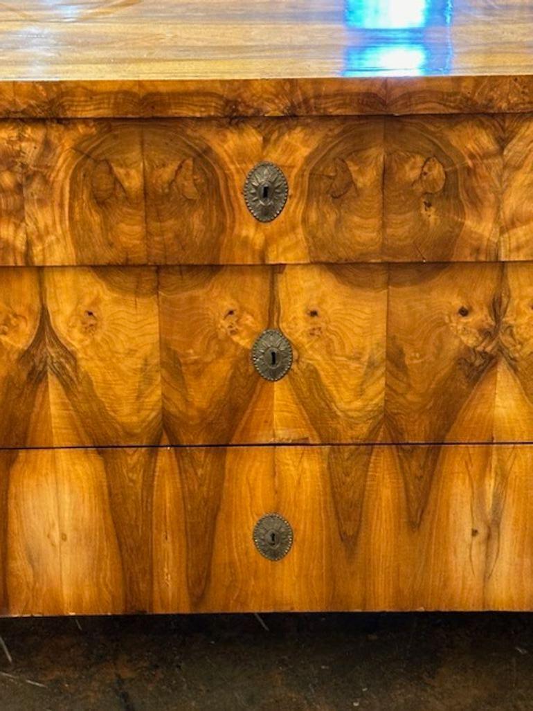 Commode in noce Biedermeier In condizioni buone in vendita a Dallas, TX