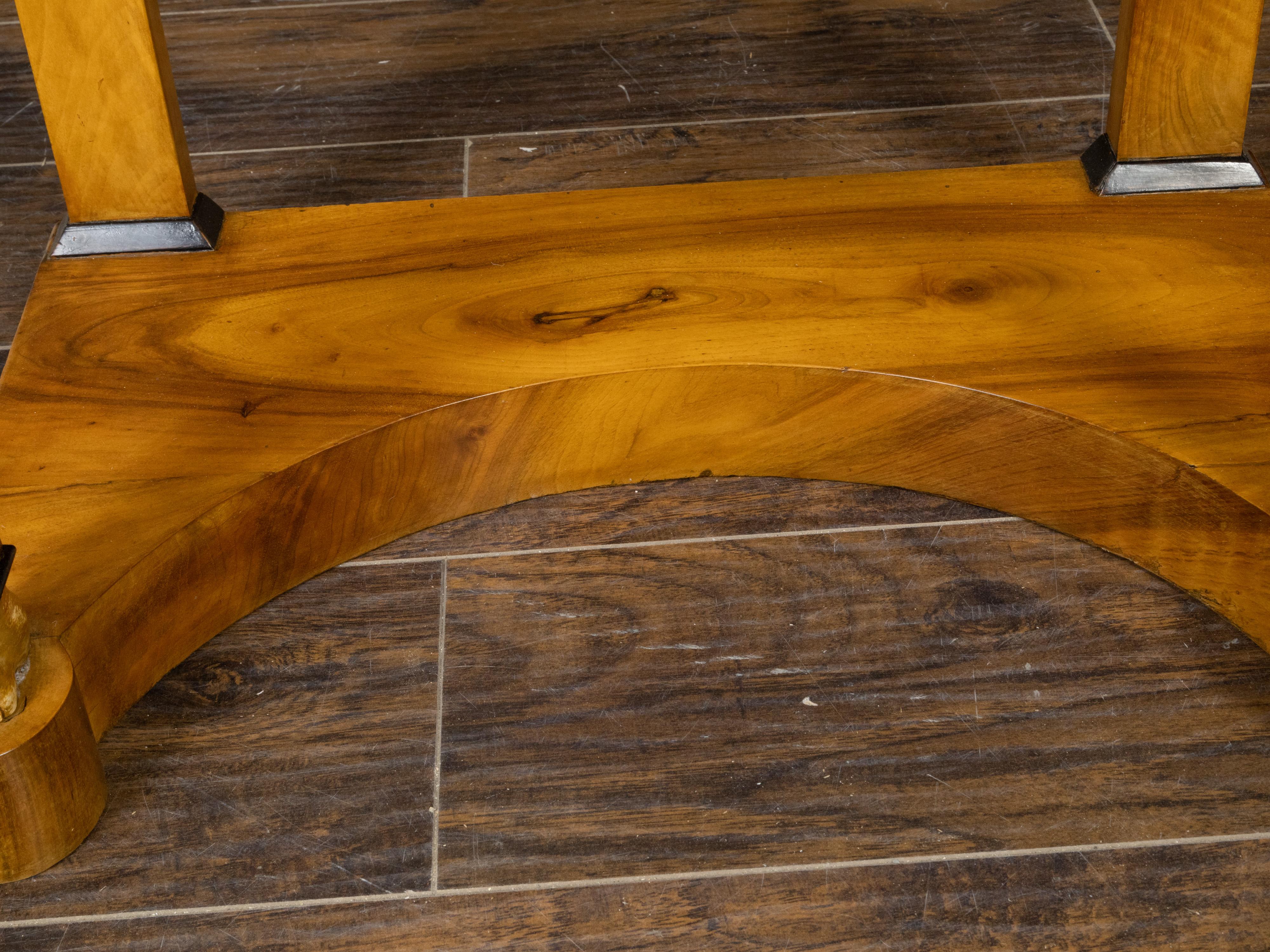 Consola Biedermeier de nogal con grandes volutas, pilastras y detalles dorados en venta 4