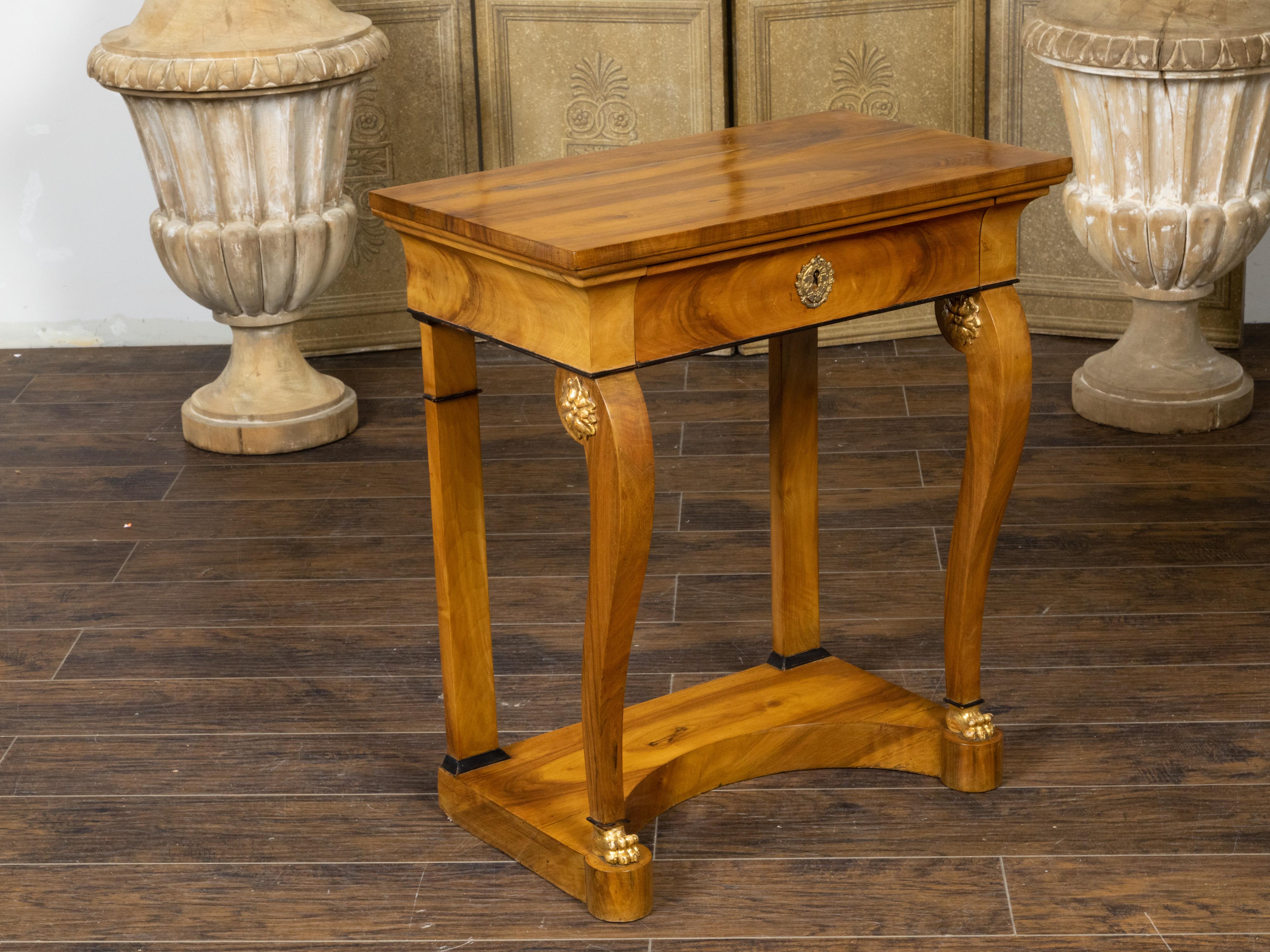 Consola Biedermeier de nogal con grandes volutas, pilastras y detalles dorados en venta 1
