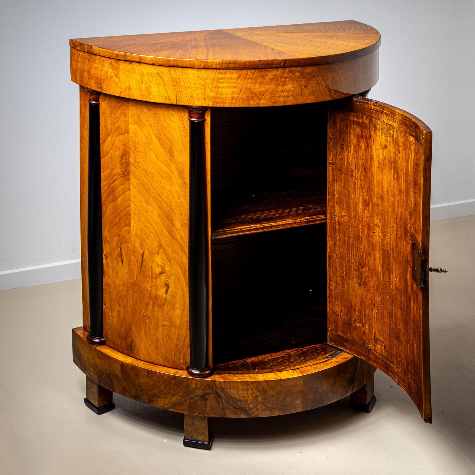 Cabinet Biedermeier Demilune en noyer avec détails ébonisés, Allemagne en vente 4