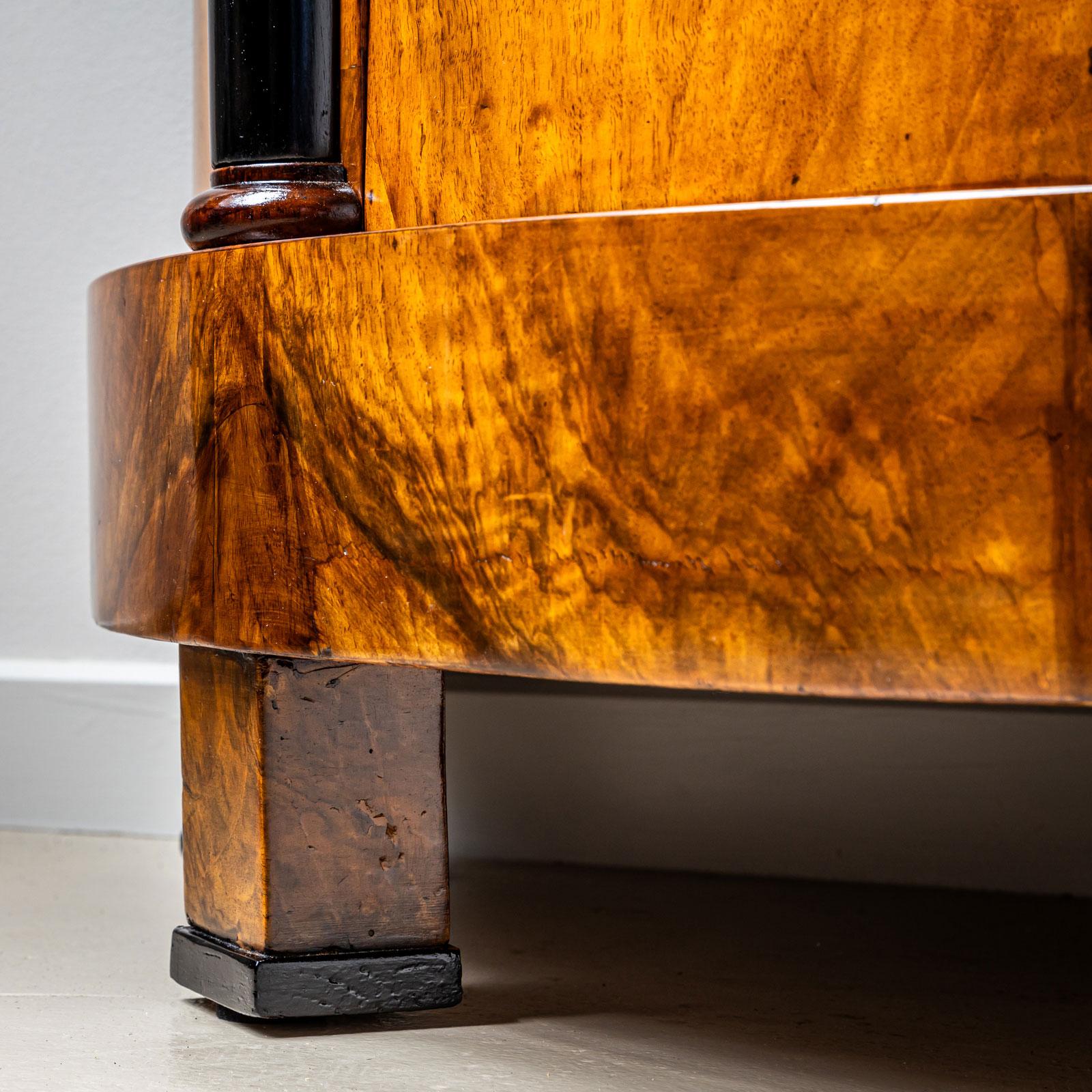 Cabinet Biedermeier Demilune en noyer avec détails ébonisés, Allemagne en vente 5
