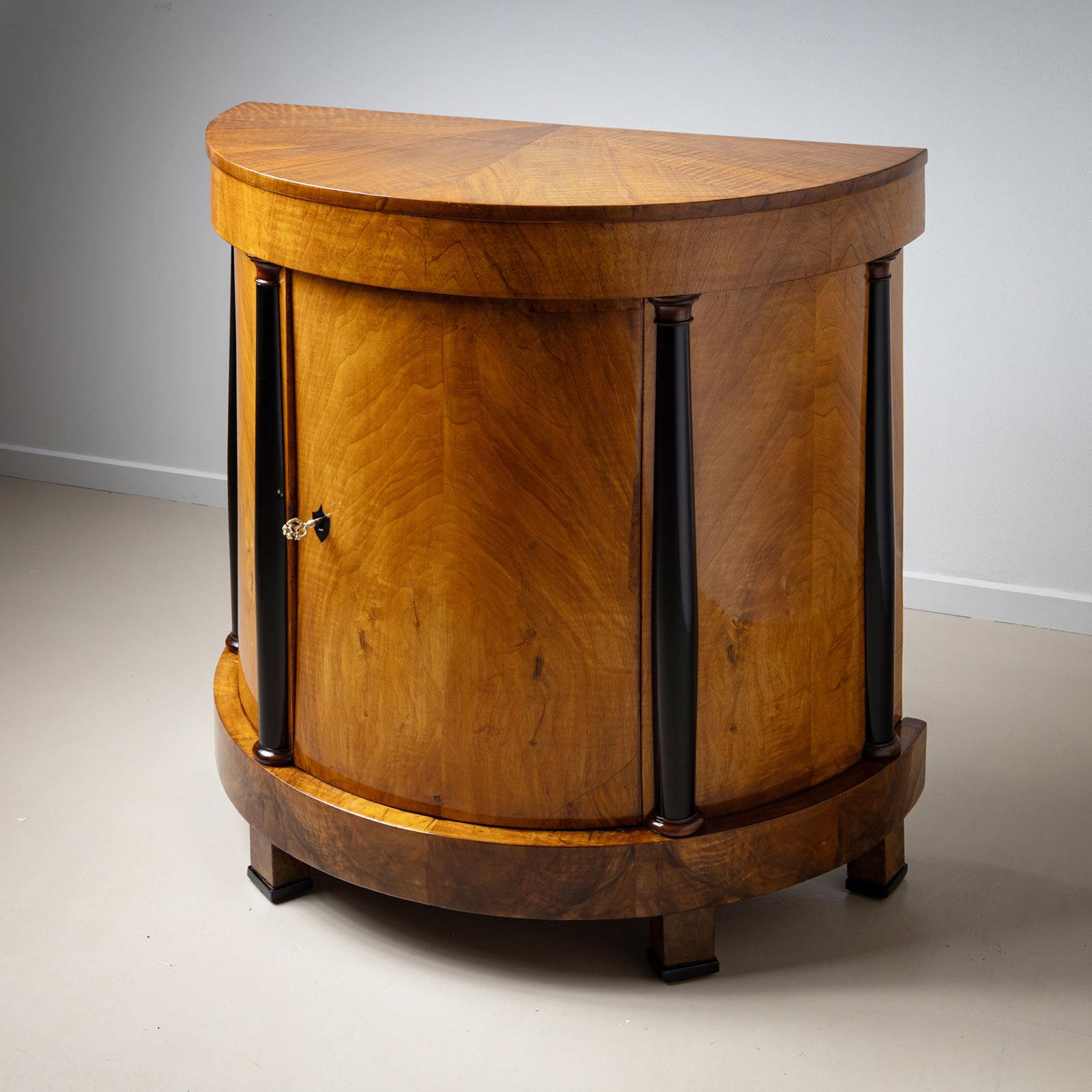 Allemand Cabinet Biedermeier Demilune en noyer avec détails ébonisés, Allemagne en vente