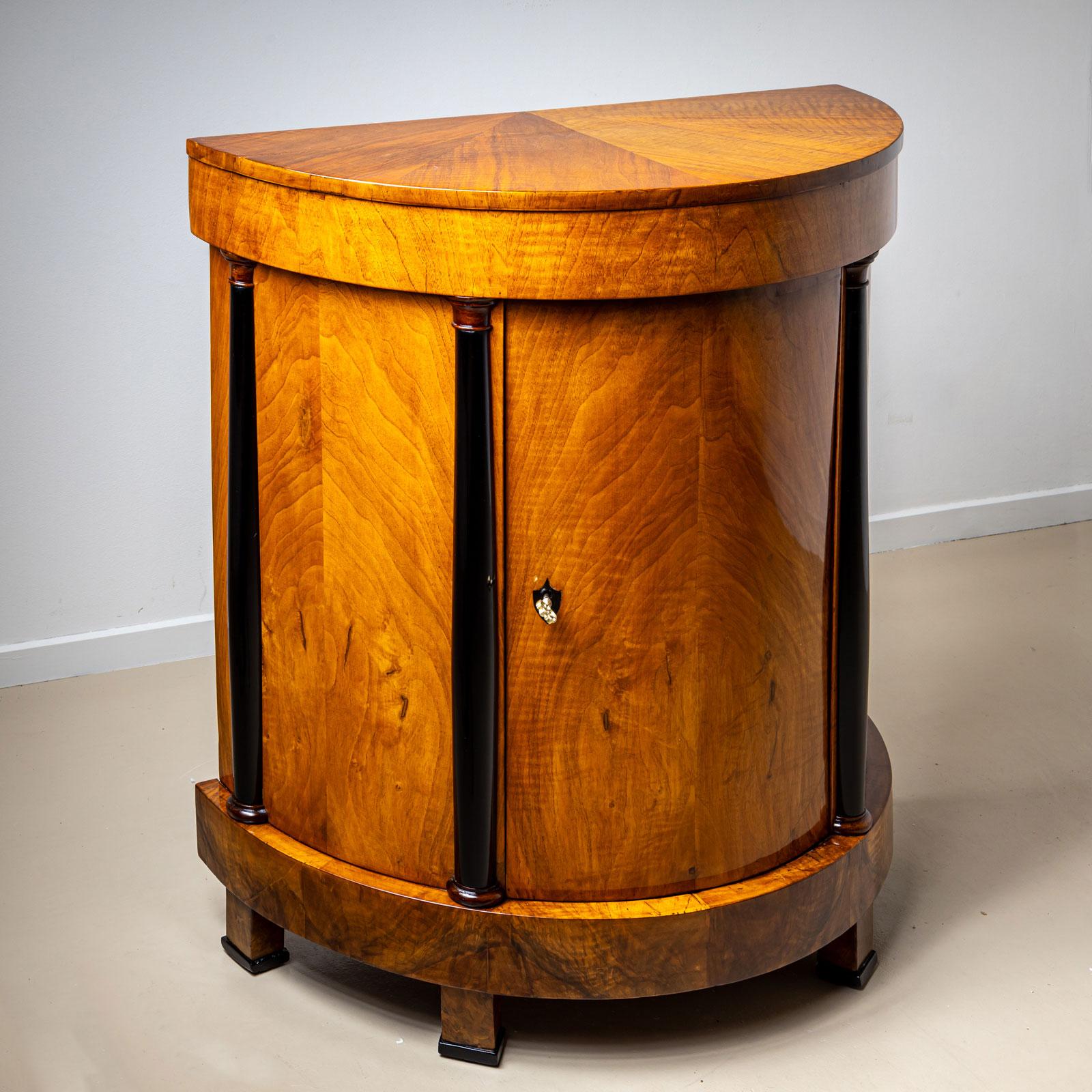 Cabinet Biedermeier Demilune en noyer avec détails ébonisés, Allemagne Bon état - En vente à New York, NY