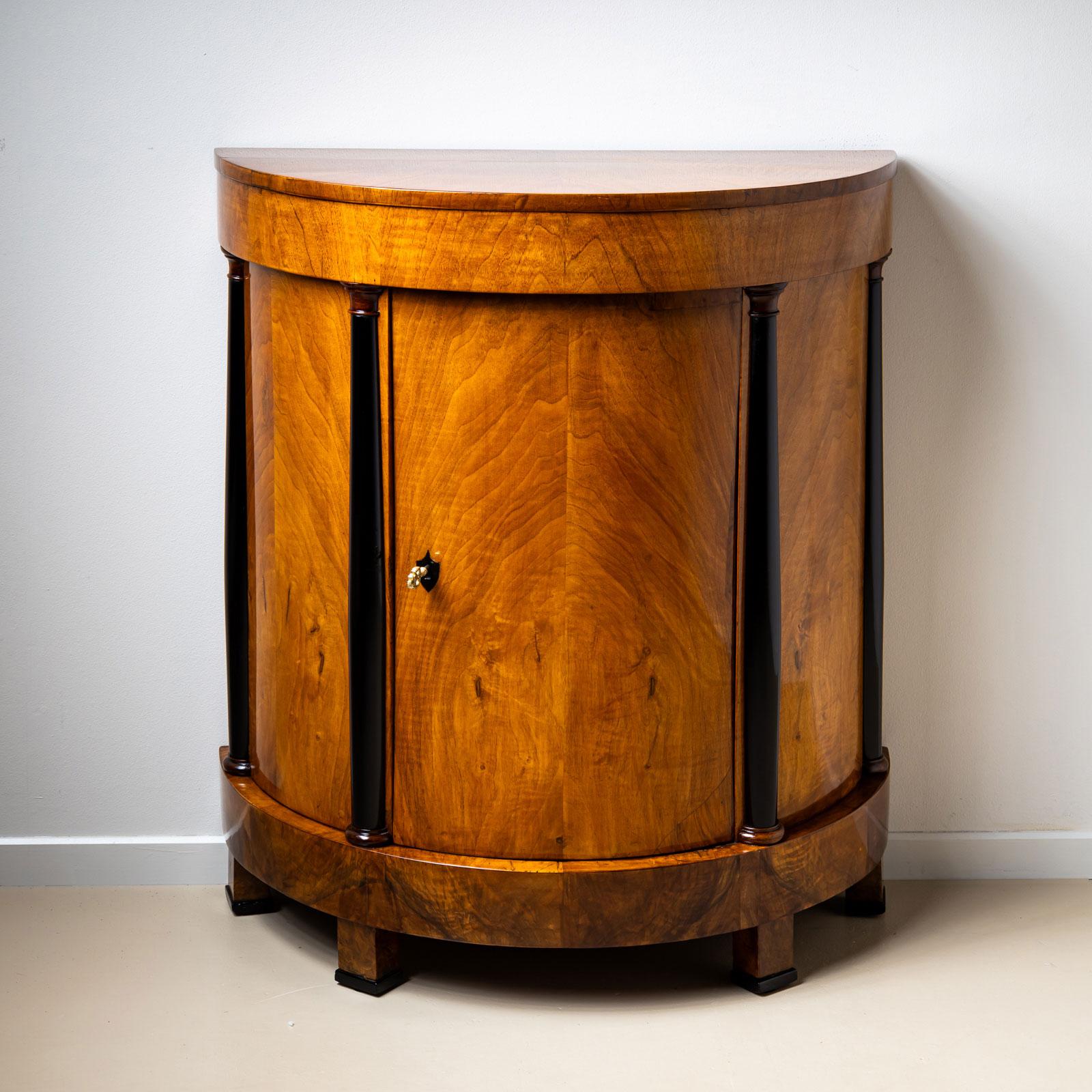 XIXe siècle Cabinet Biedermeier Demilune en noyer avec détails ébonisés, Allemagne en vente
