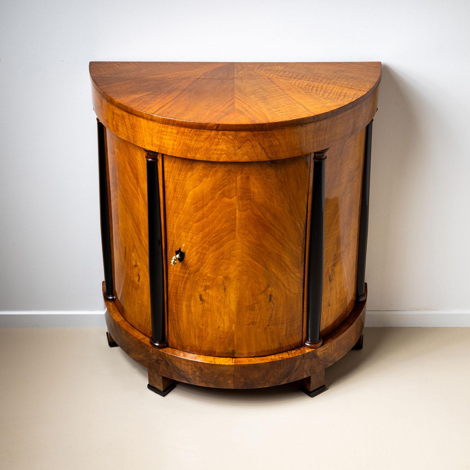 Noyer Cabinet Biedermeier Demilune en noyer avec détails ébonisés, Allemagne en vente