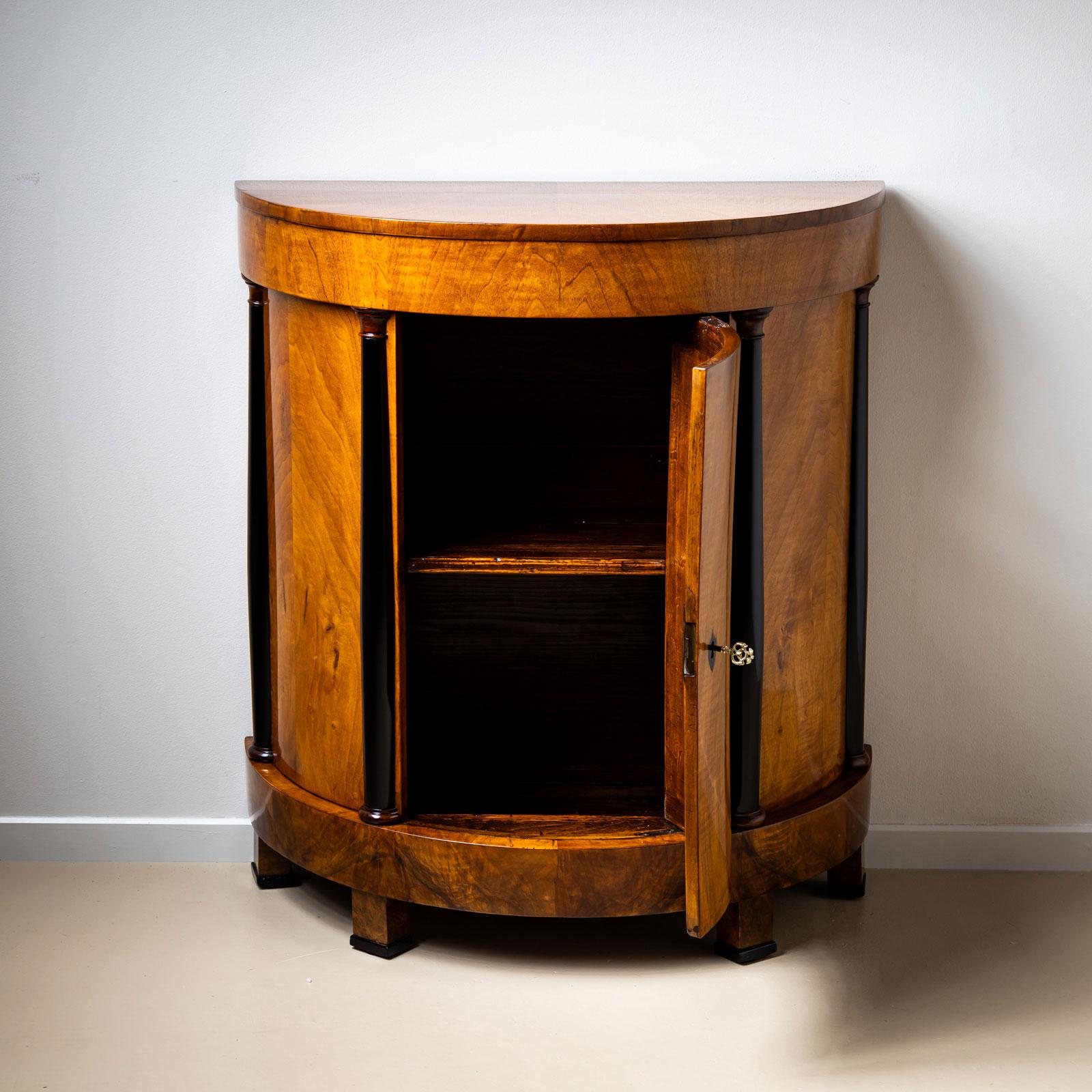 Cabinet Biedermeier Demilune en noyer avec détails ébonisés, Allemagne en vente 1