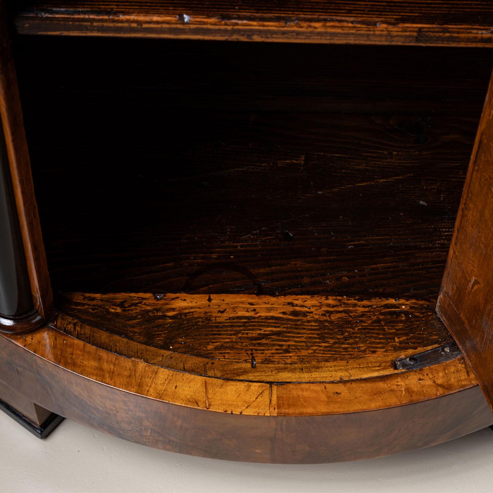 Cabinet Biedermeier Demilune en noyer avec détails ébonisés, Allemagne en vente 2
