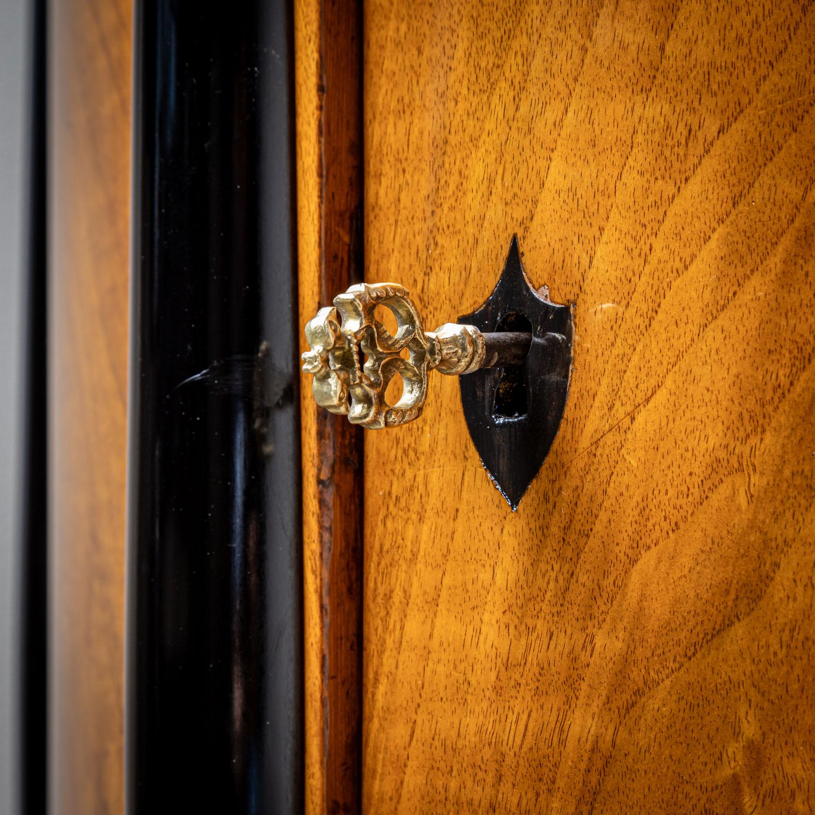Cabinet Biedermeier Demilune en noyer avec détails ébonisés, Allemagne en vente 3