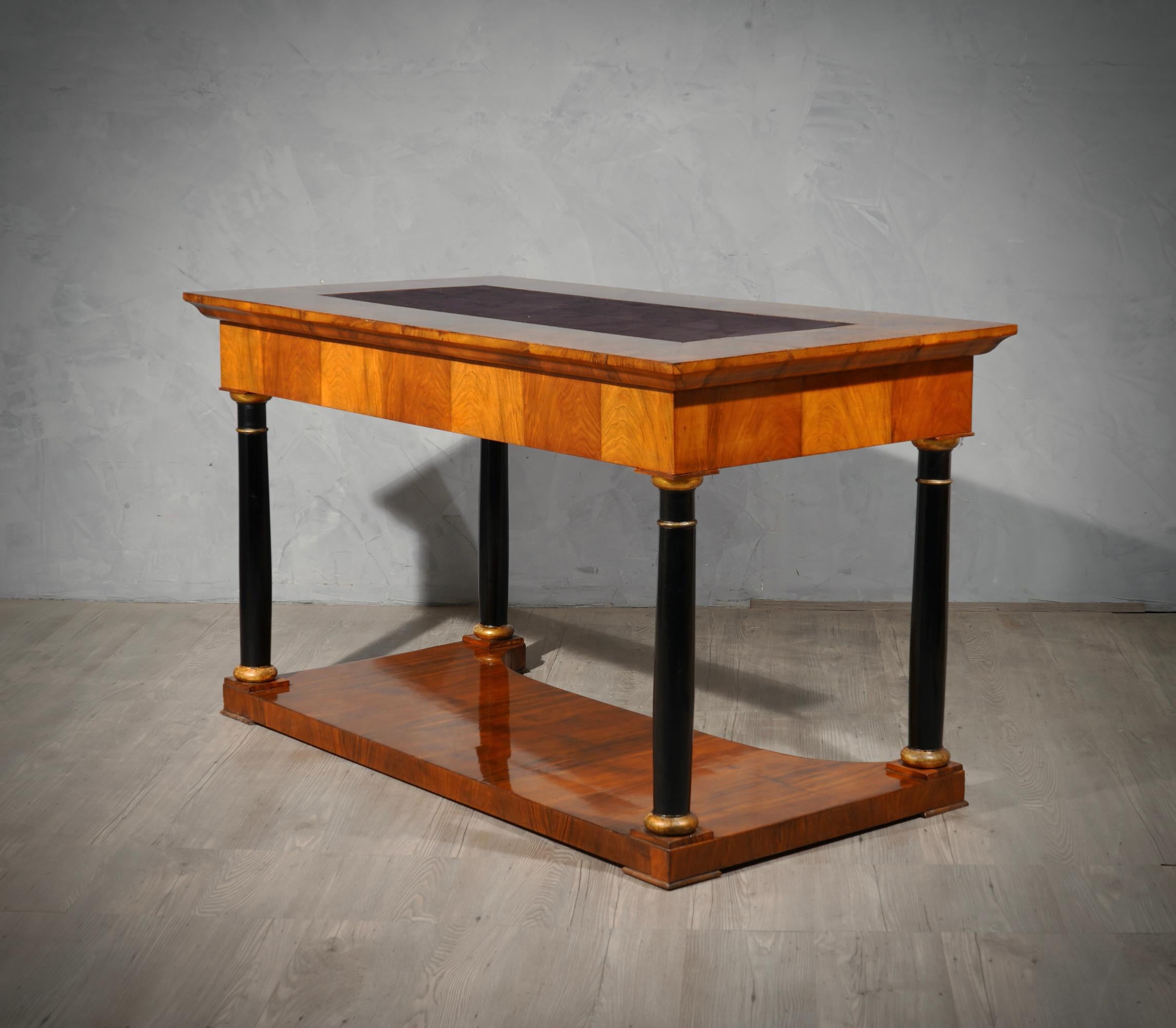 Inspired by a refined and bourgeois style, this very elegant Biedermeier desk is made even more beautiful by the 