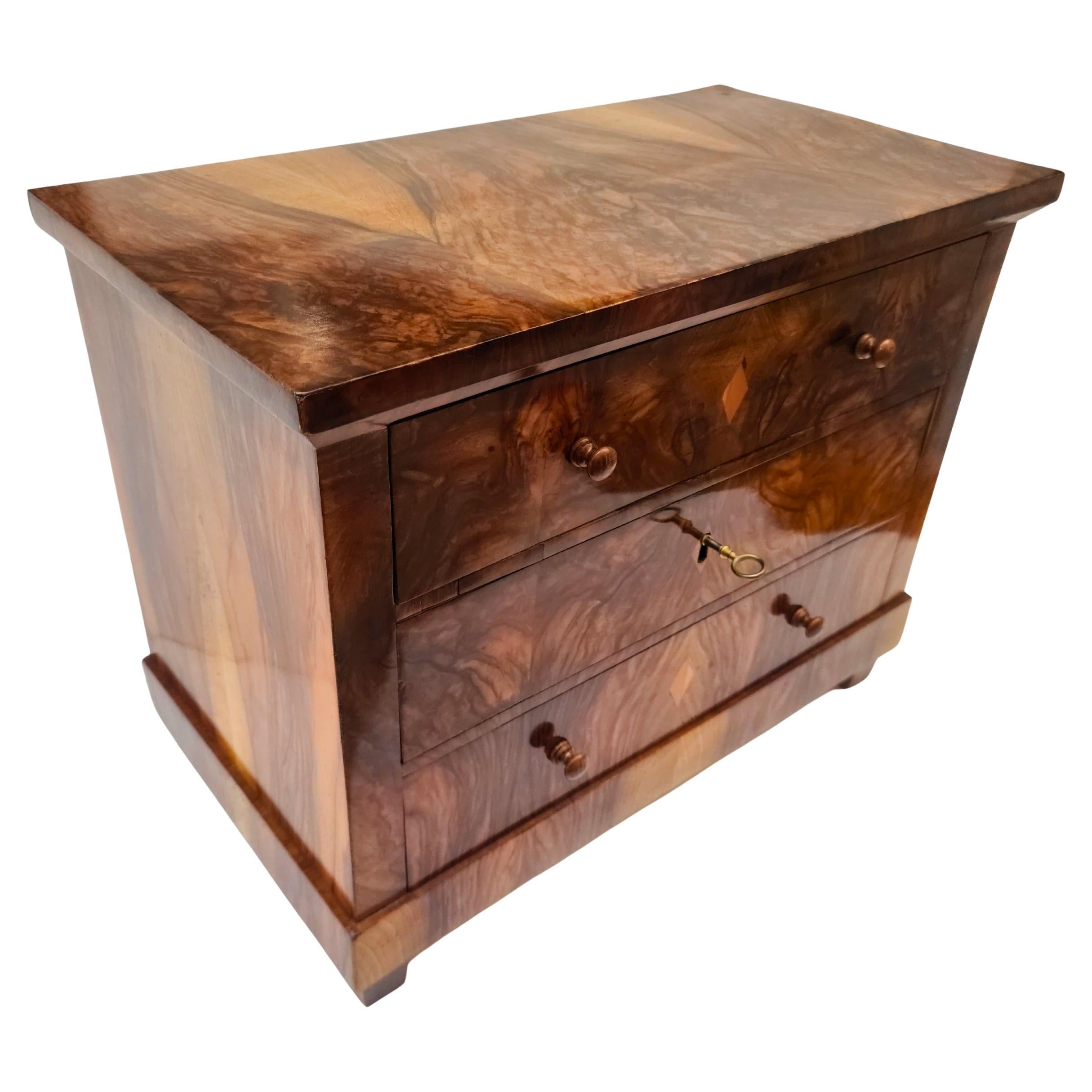 Cassettone Biedermeier in noce Miniatur in vendita