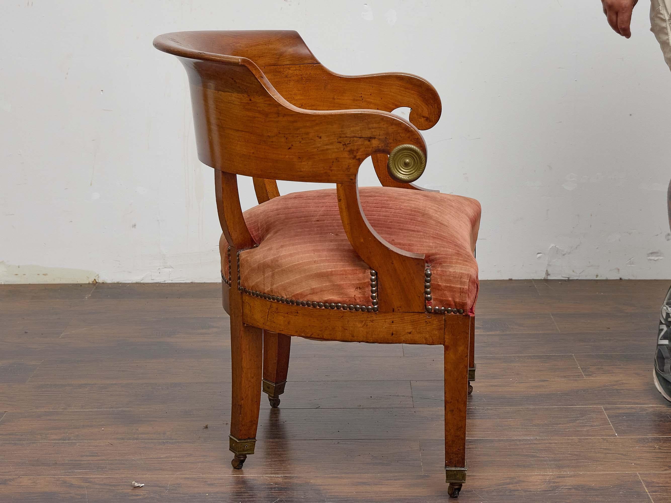 Autrichien Chaise à baignoire Biedermeier en noyer avec barreau de crête incurvé, 19e siècle en vente