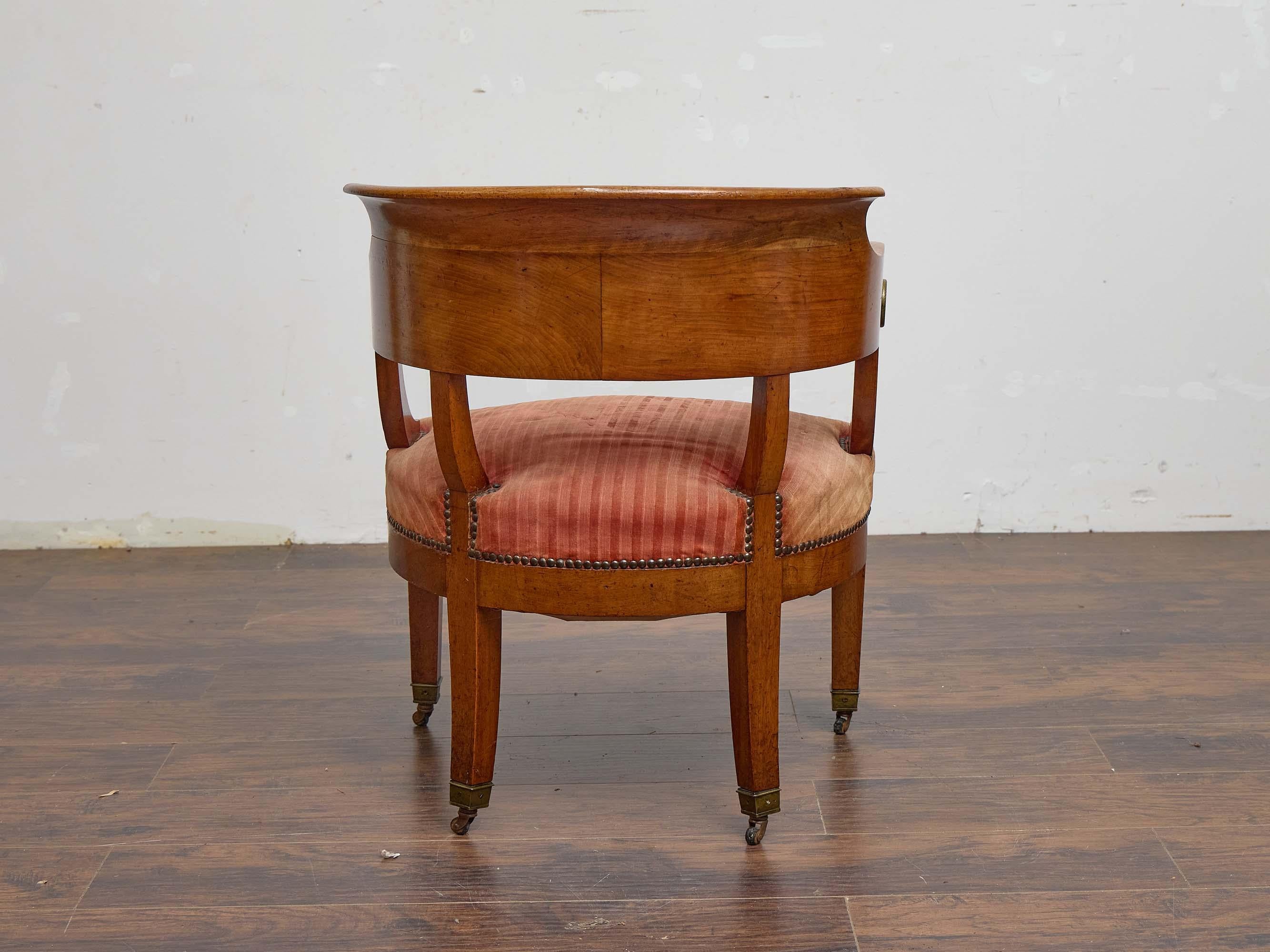 Chaise à baignoire Biedermeier en noyer avec barreau de crête incurvé, 19e siècle Bon état - En vente à Atlanta, GA