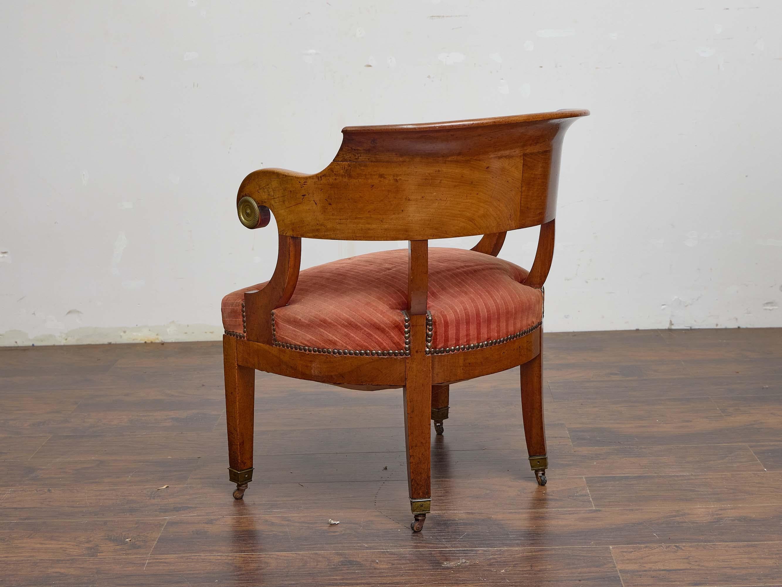 XIXe siècle Chaise à baignoire Biedermeier en noyer avec barreau de crête incurvé, 19e siècle en vente