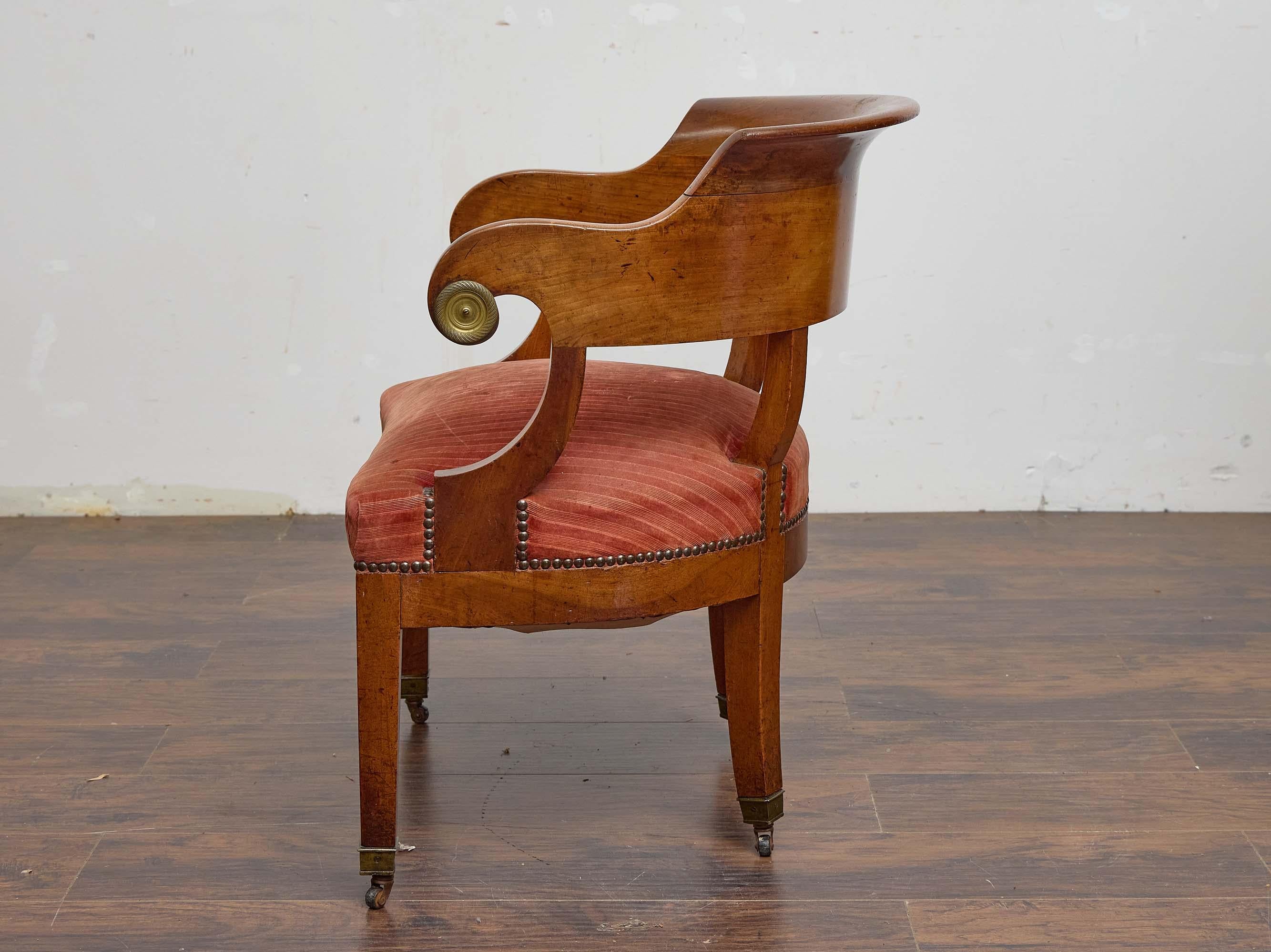 Tissu d'ameublement Chaise à baignoire Biedermeier en noyer avec barreau de crête incurvé, 19e siècle en vente