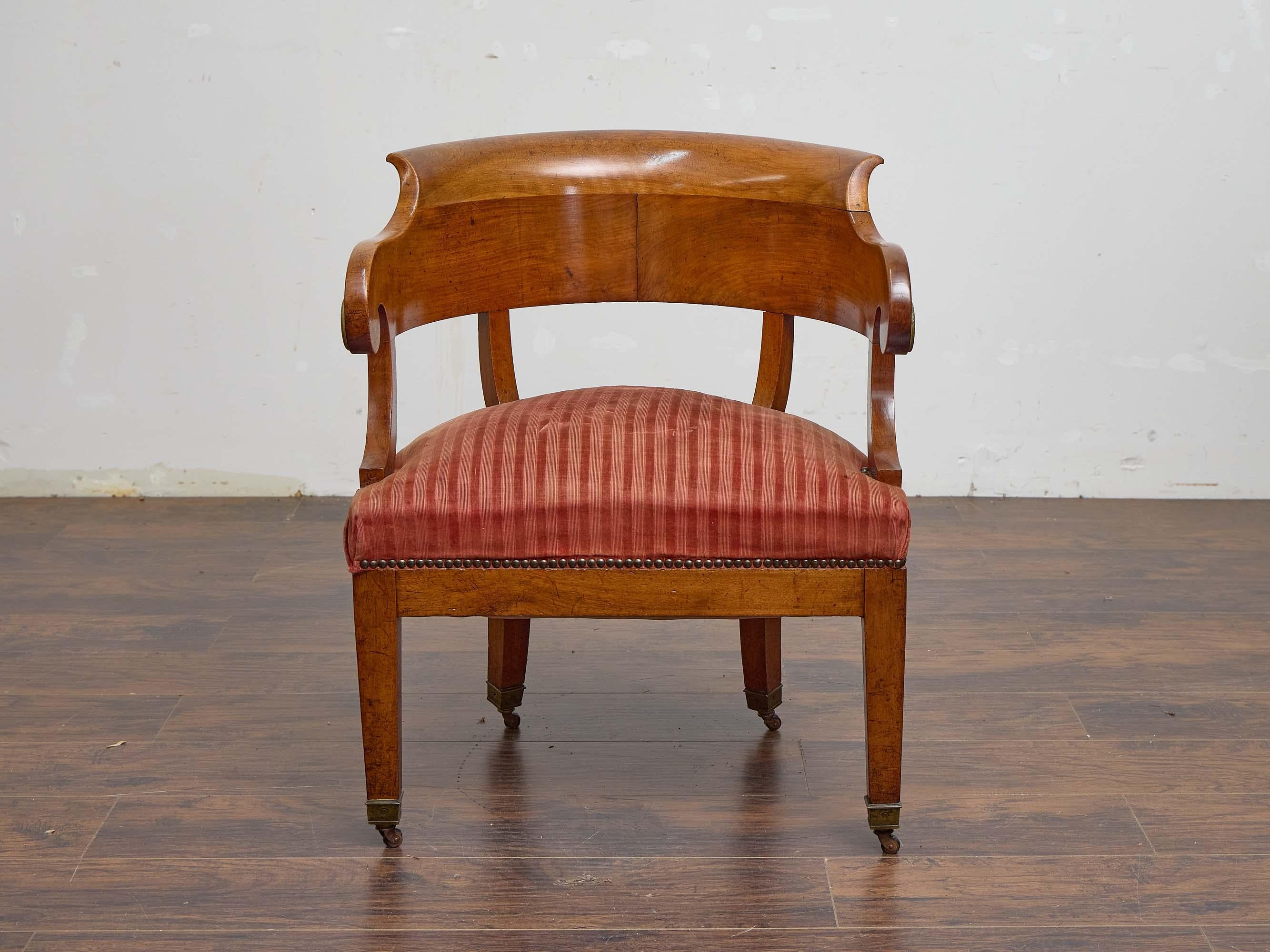 Chaise à baignoire Biedermeier en noyer avec barreau de crête incurvé, 19e siècle en vente 1