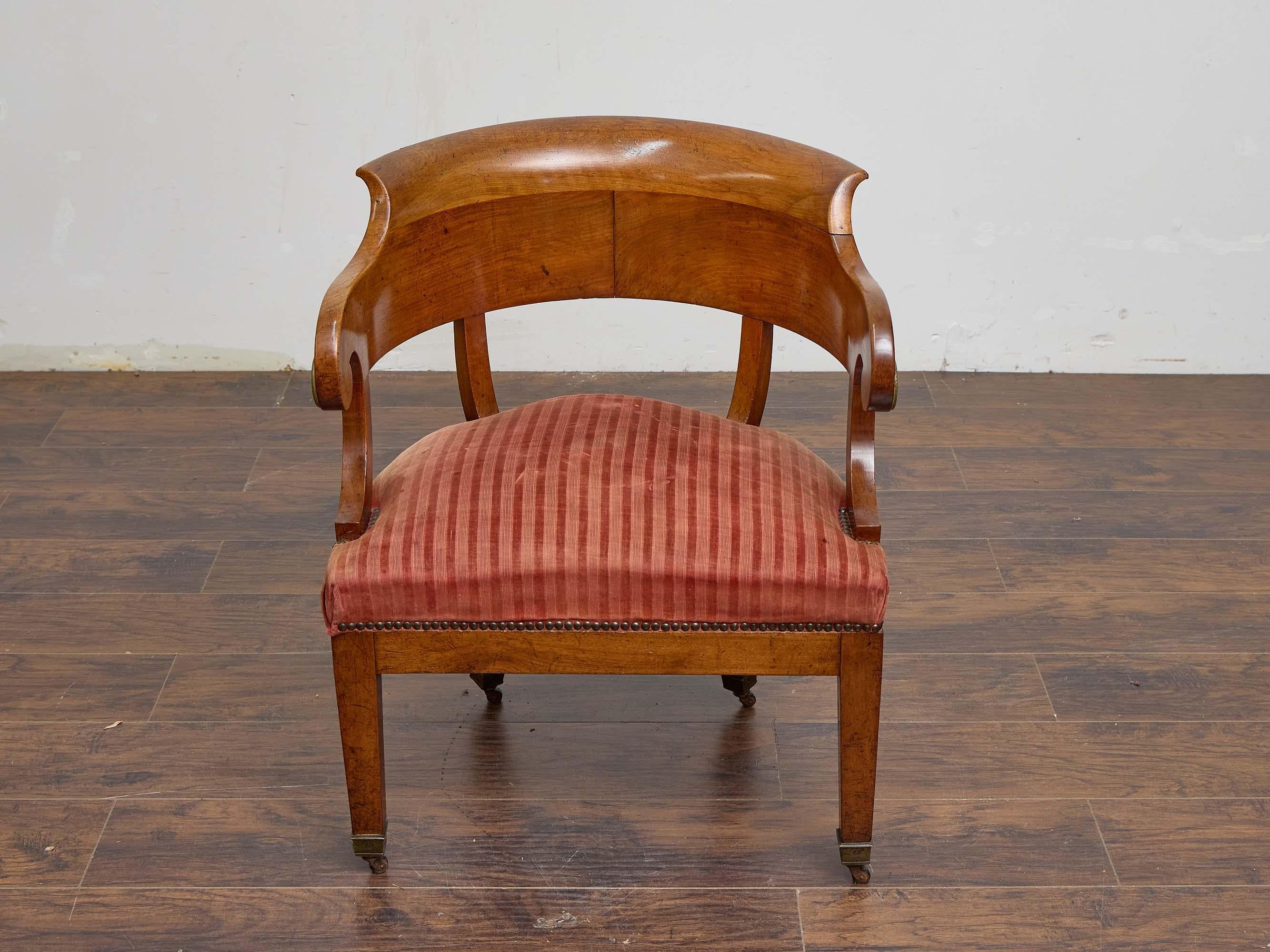 Chaise à baignoire Biedermeier en noyer avec barreau de crête incurvé, 19e siècle en vente 2