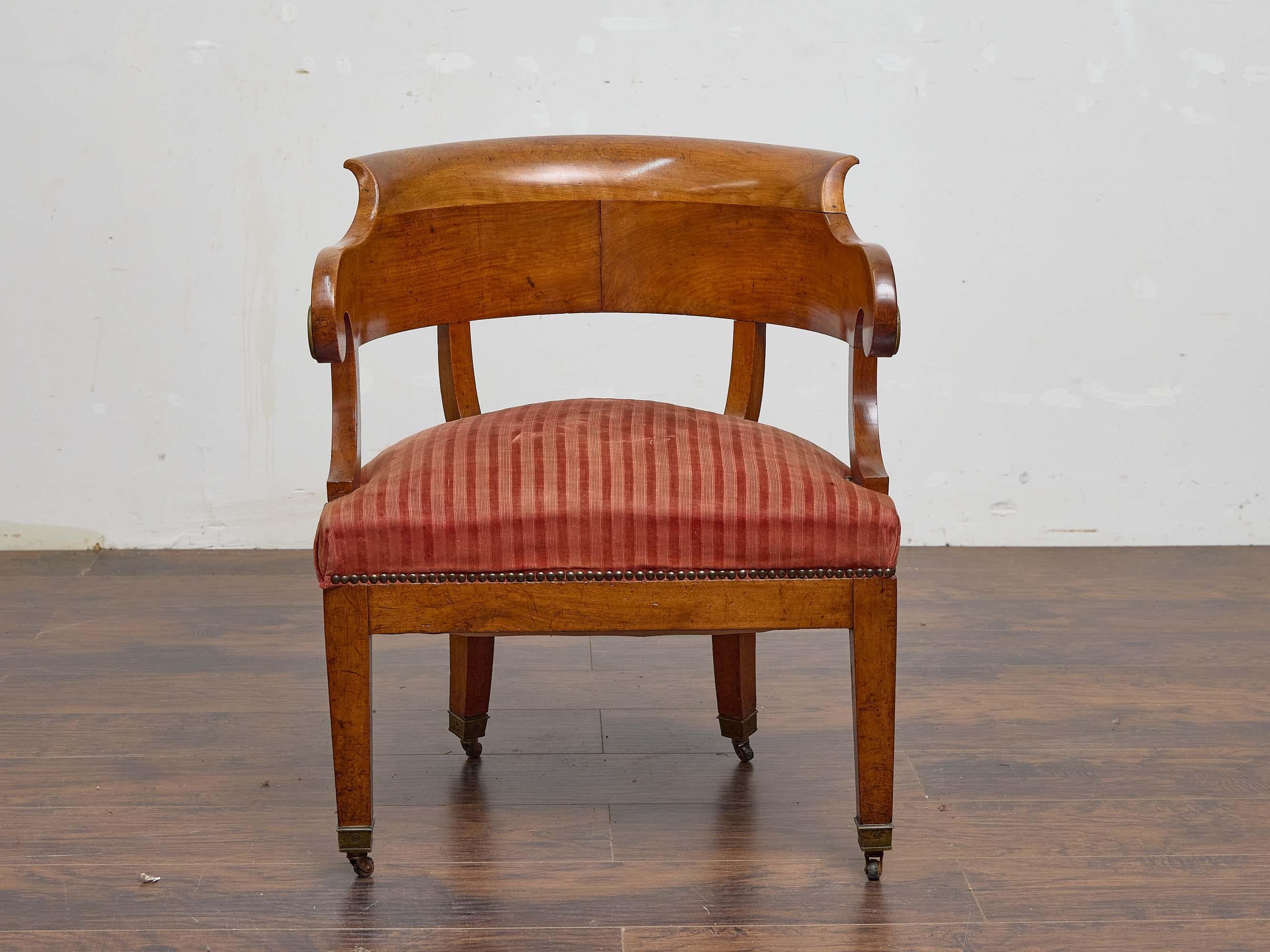 Chaise à baignoire Biedermeier en noyer avec barreau de crête incurvé, 19e siècle en vente 3