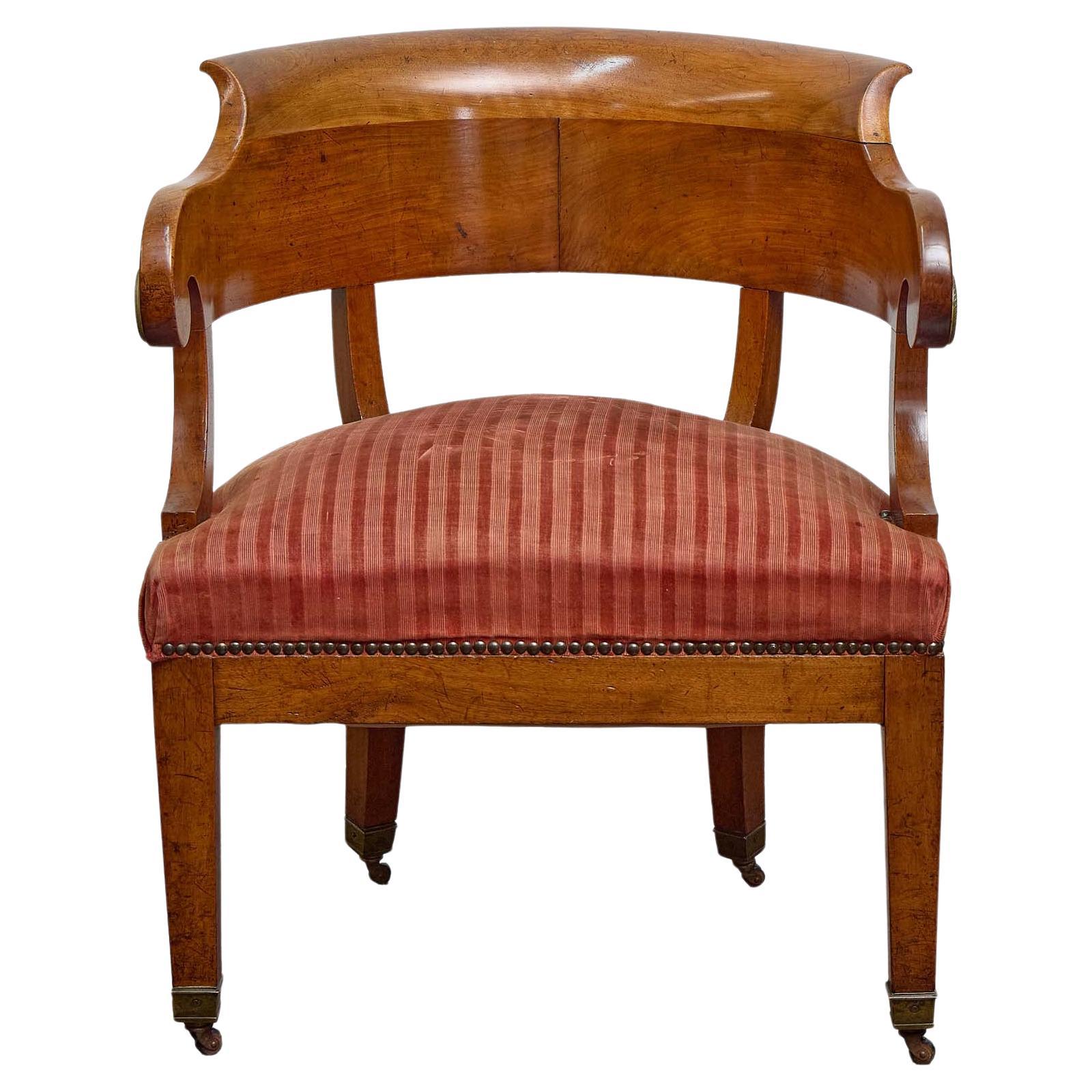 Chaise à baignoire Biedermeier en noyer avec barreau de crête incurvé, 19e siècle en vente