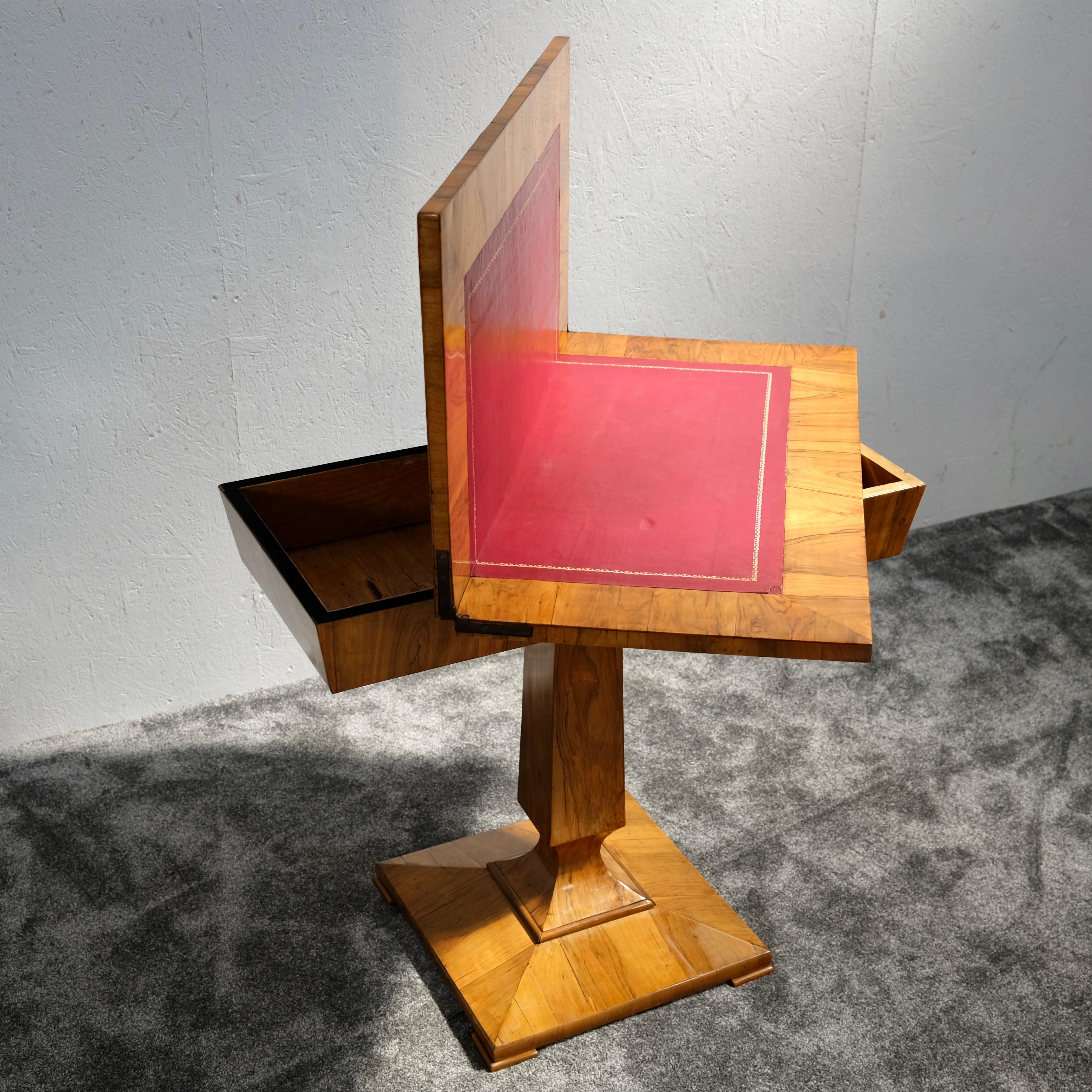 Mesa de juego abatible Biedermeier chapada en nogal sobre base de pedestal, hacia 1850 en venta 3