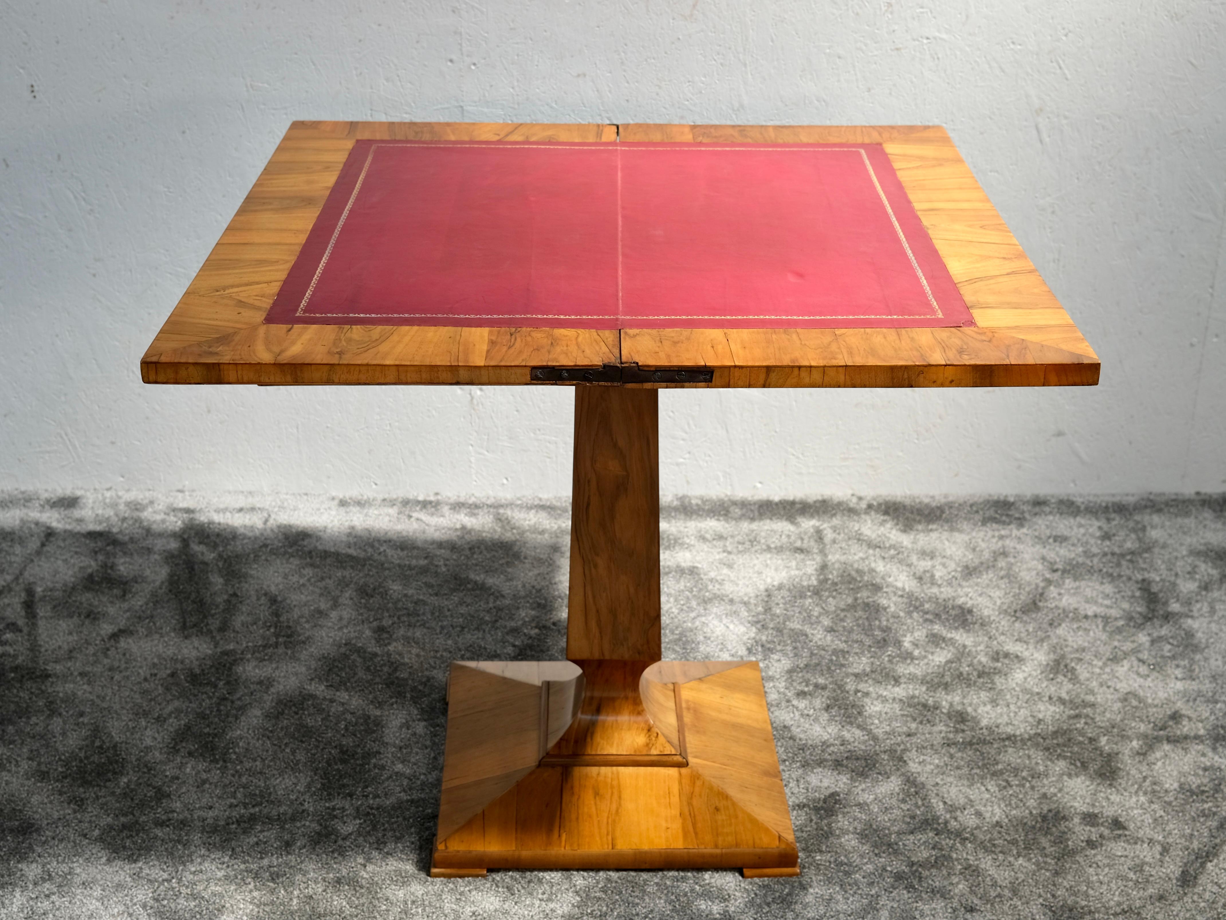 Mesa de juego abatible Biedermeier chapada en nogal sobre base de pedestal, hacia 1850 en venta 4