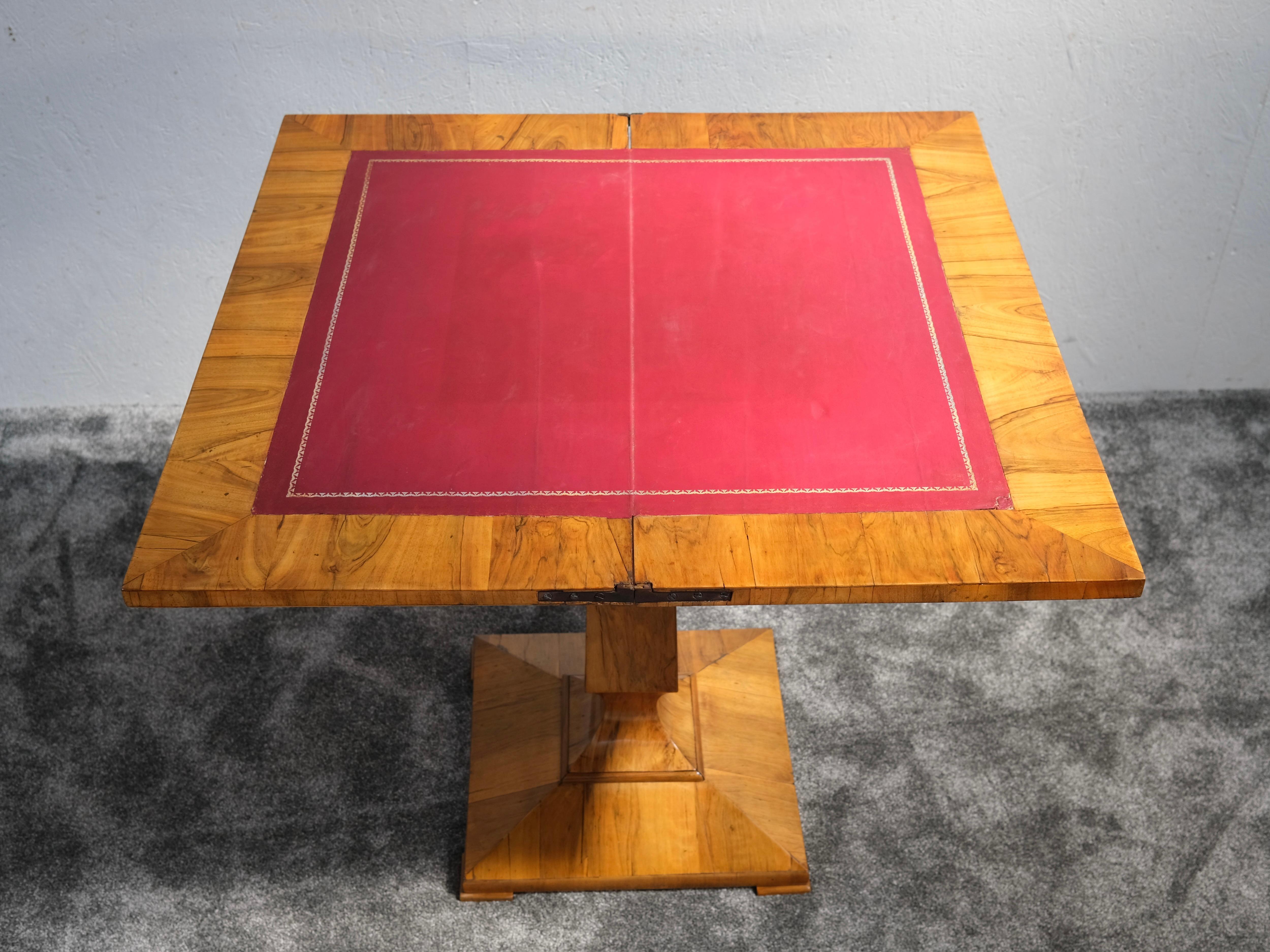 Mesa de juego abatible Biedermeier chapada en nogal sobre base de pedestal, hacia 1850 en venta 5